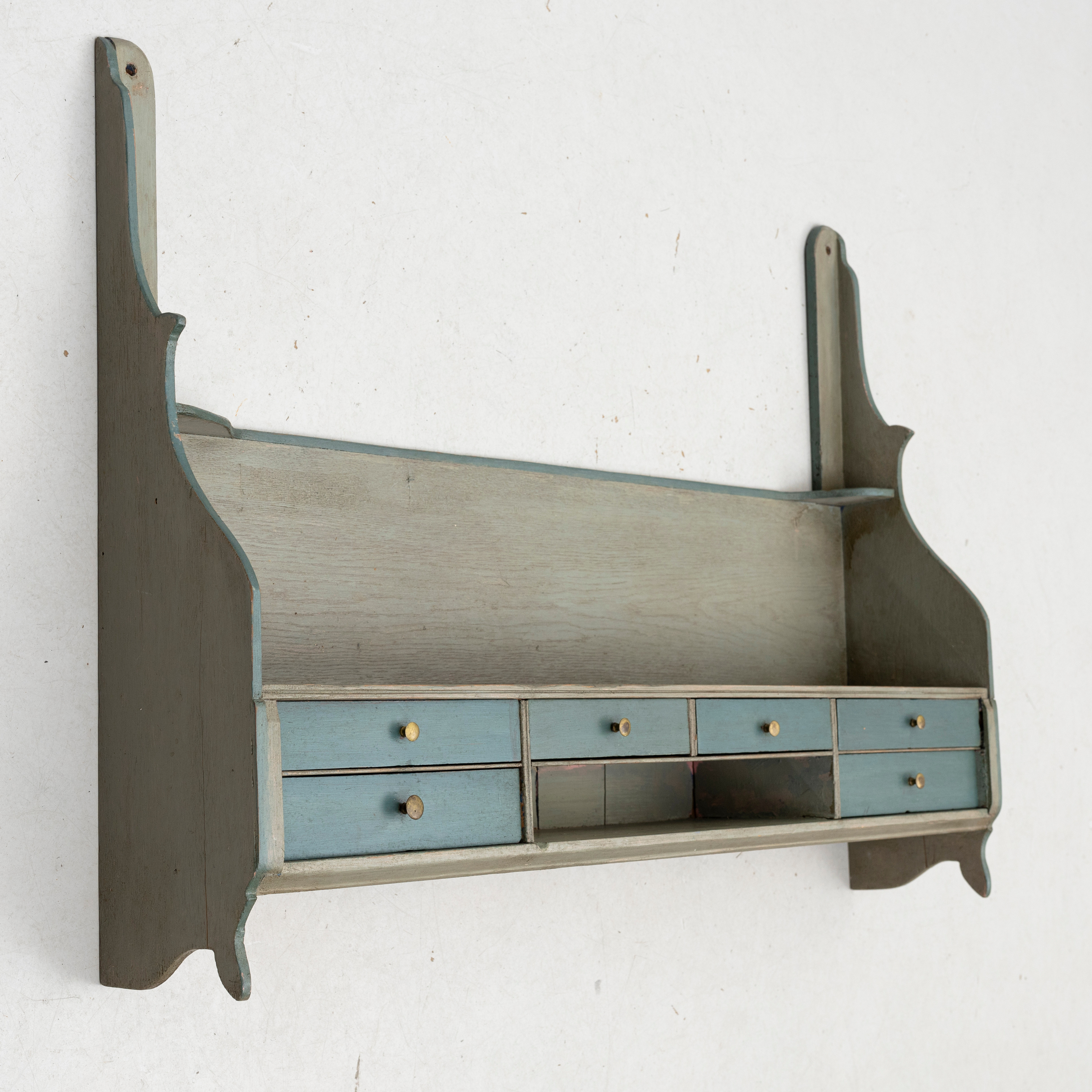 VÄGGHYLLA, med lådor, målat trä, 1900-talets första hälft.