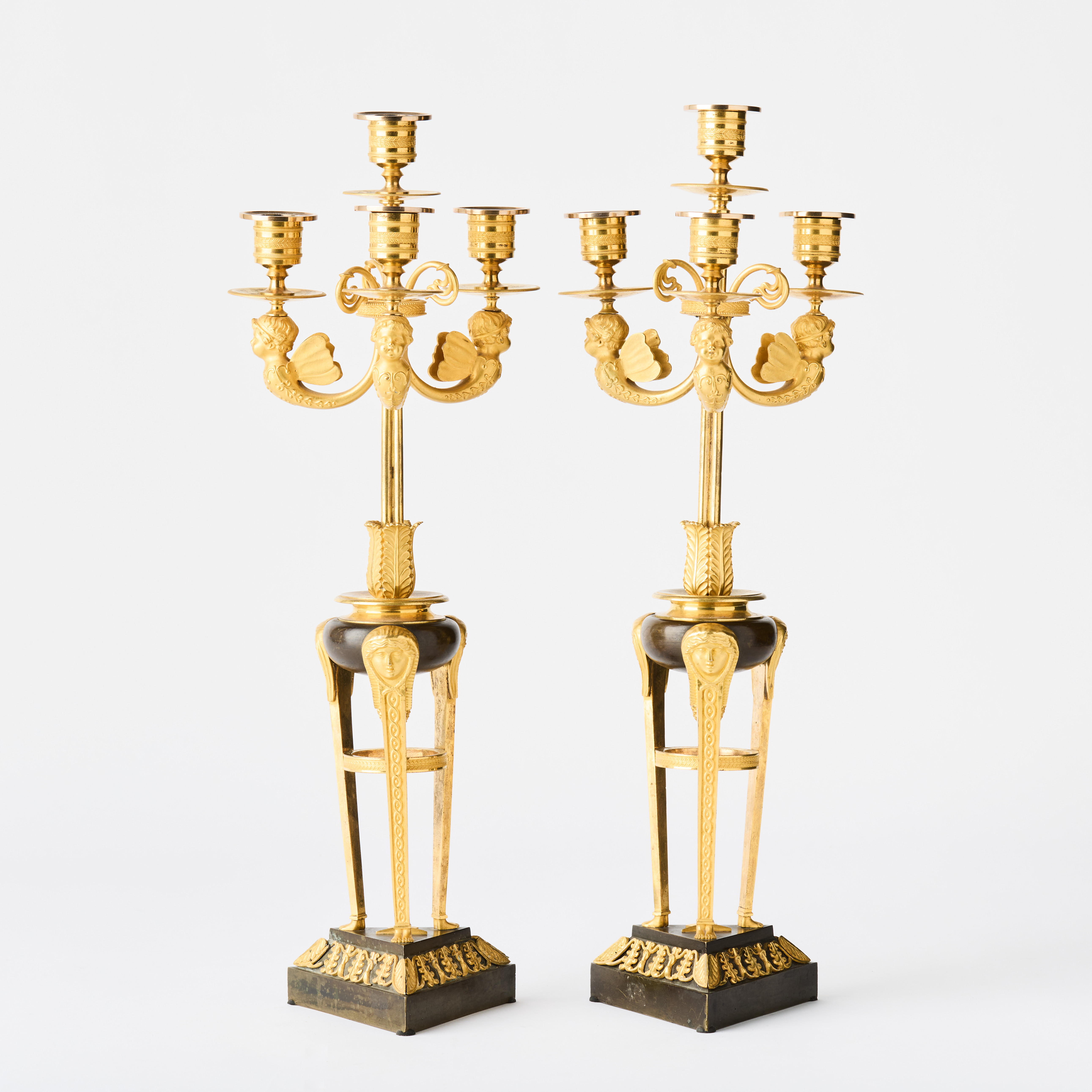 KANDELABRAR, ett par, empire, 1800-talets första kvartal, för vardera fyra ljus, matterad och polerad brännförgylld brons.