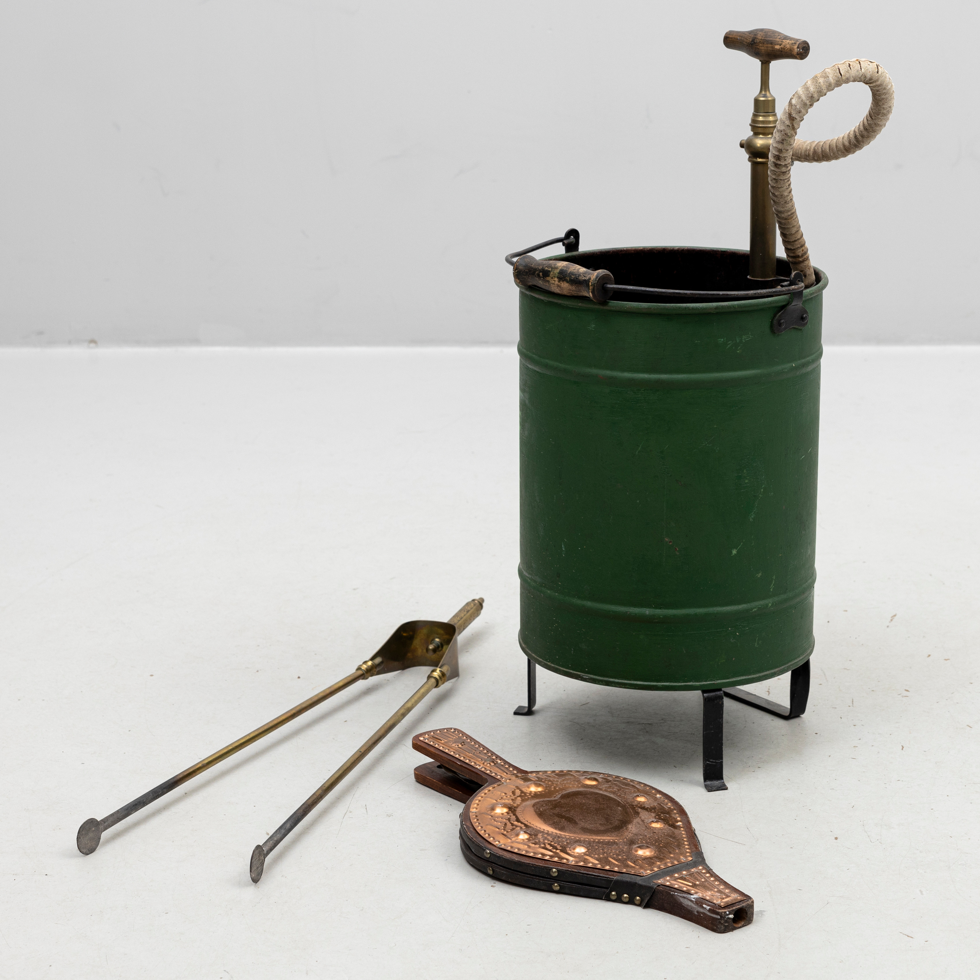 BRANDSLÄCKARE, tidigt 1900-tal, med spruta och eldtänger.