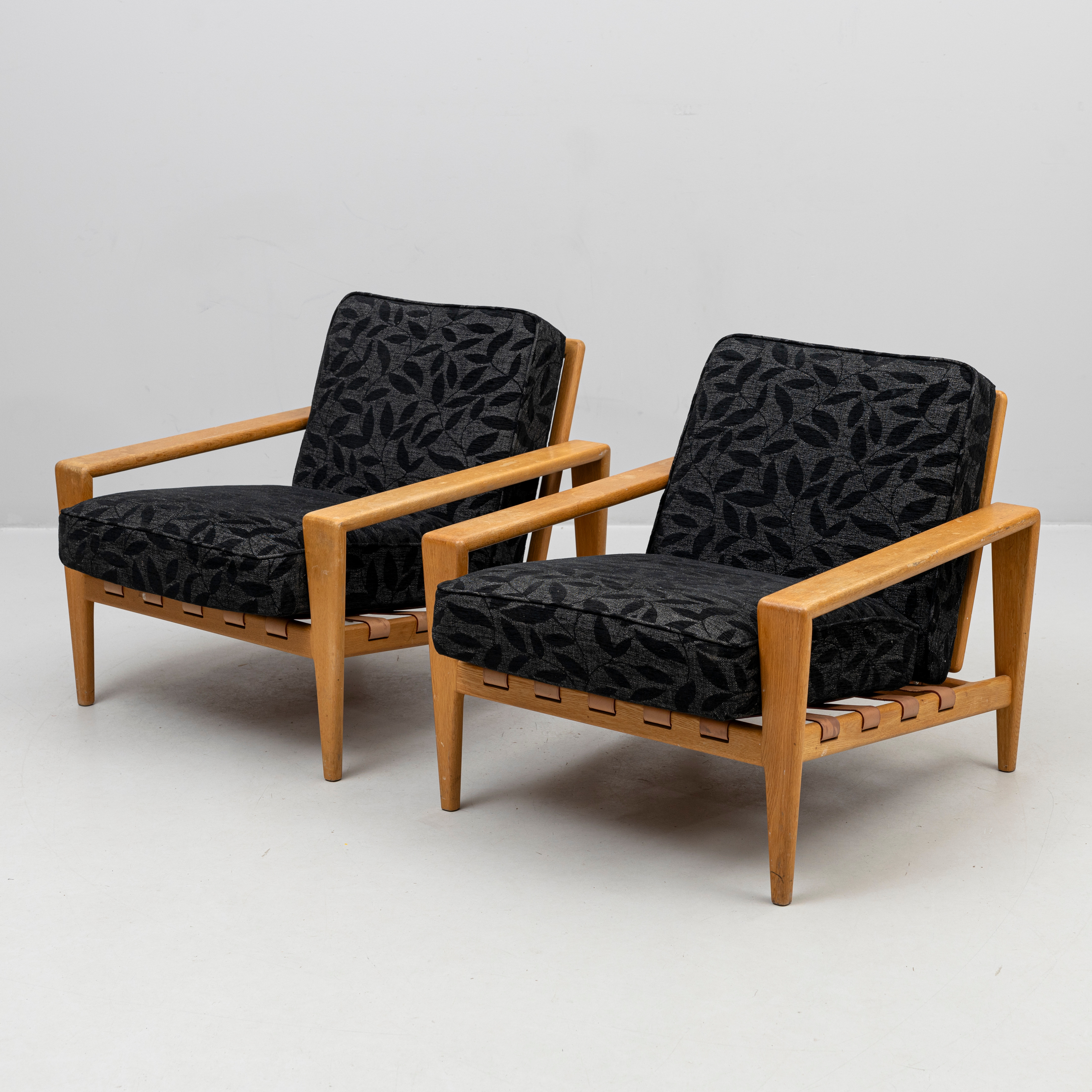 SVANTE SKOGH. Fåtöljer, ett par, "Bodö", ek, 1900-talets mitt.