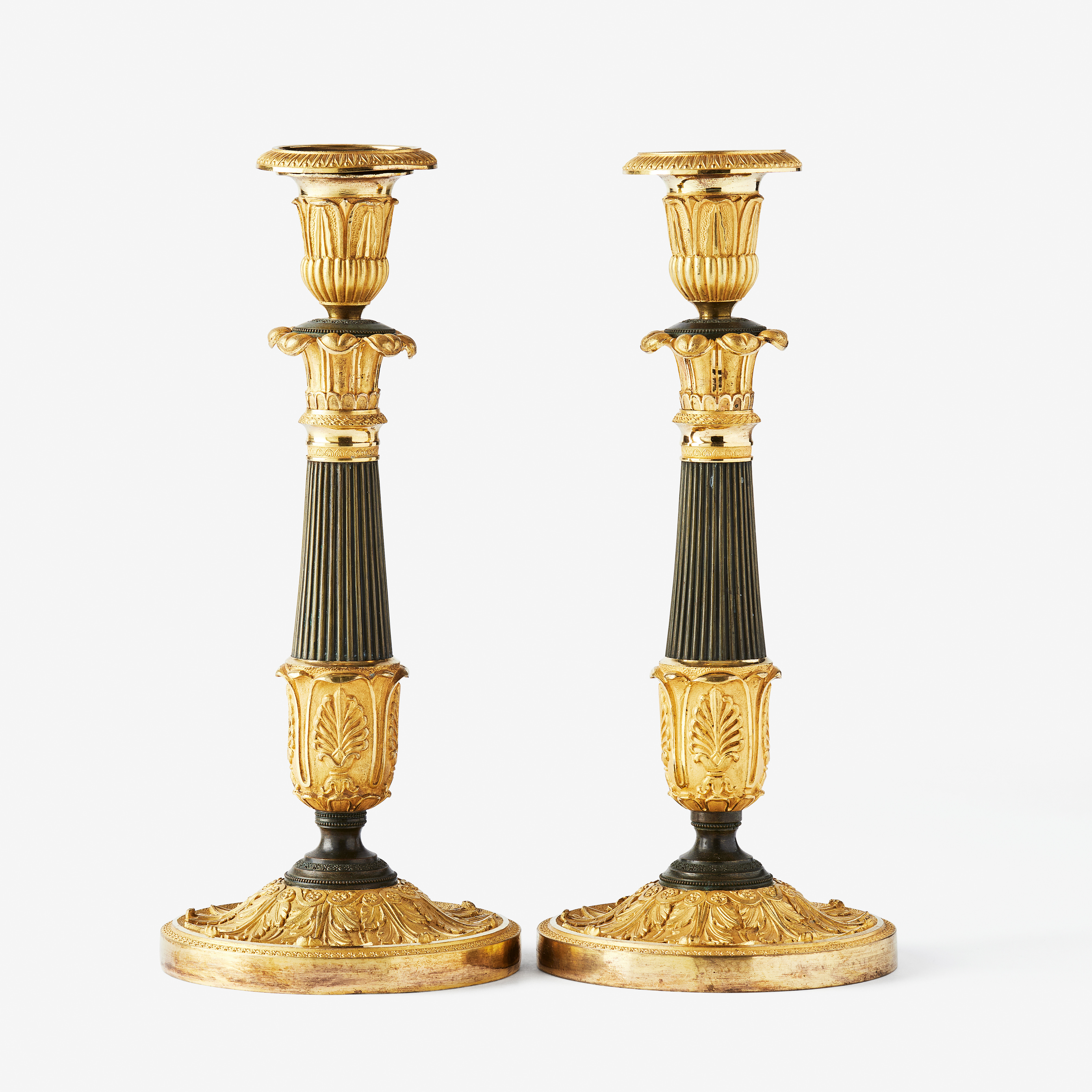 LJUSSTAKAR, ett par, Restauration, sannolikt parisarbeten 1800-talets första hälft, matterad och polerad brännförgylld och mörkpatinerad brons.