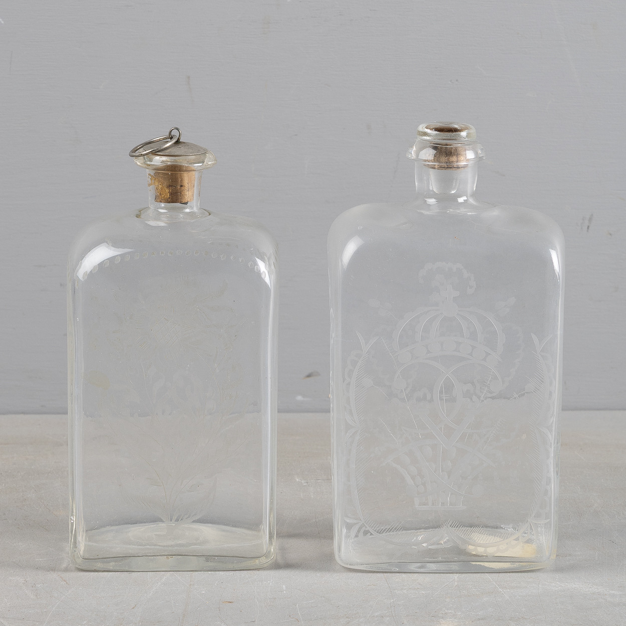 BRÄNNVINSFLASKOR, 2 stycken, slipad dekor, 1800-tal.