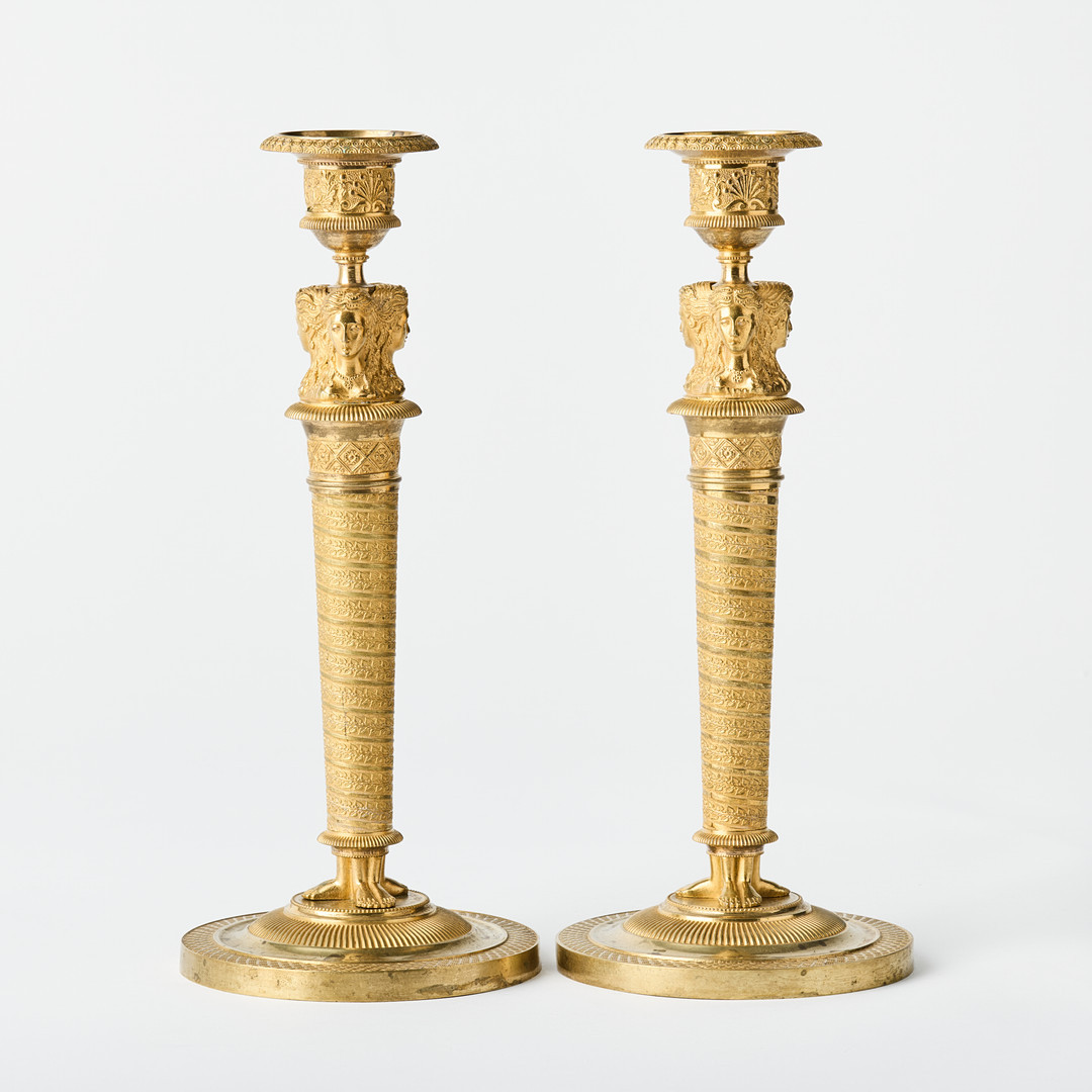 LJUSSTAKAR, ett par, parisarbeten i empire, 1800-talets första kvartal, matterad och polerad brännförgylld brons.