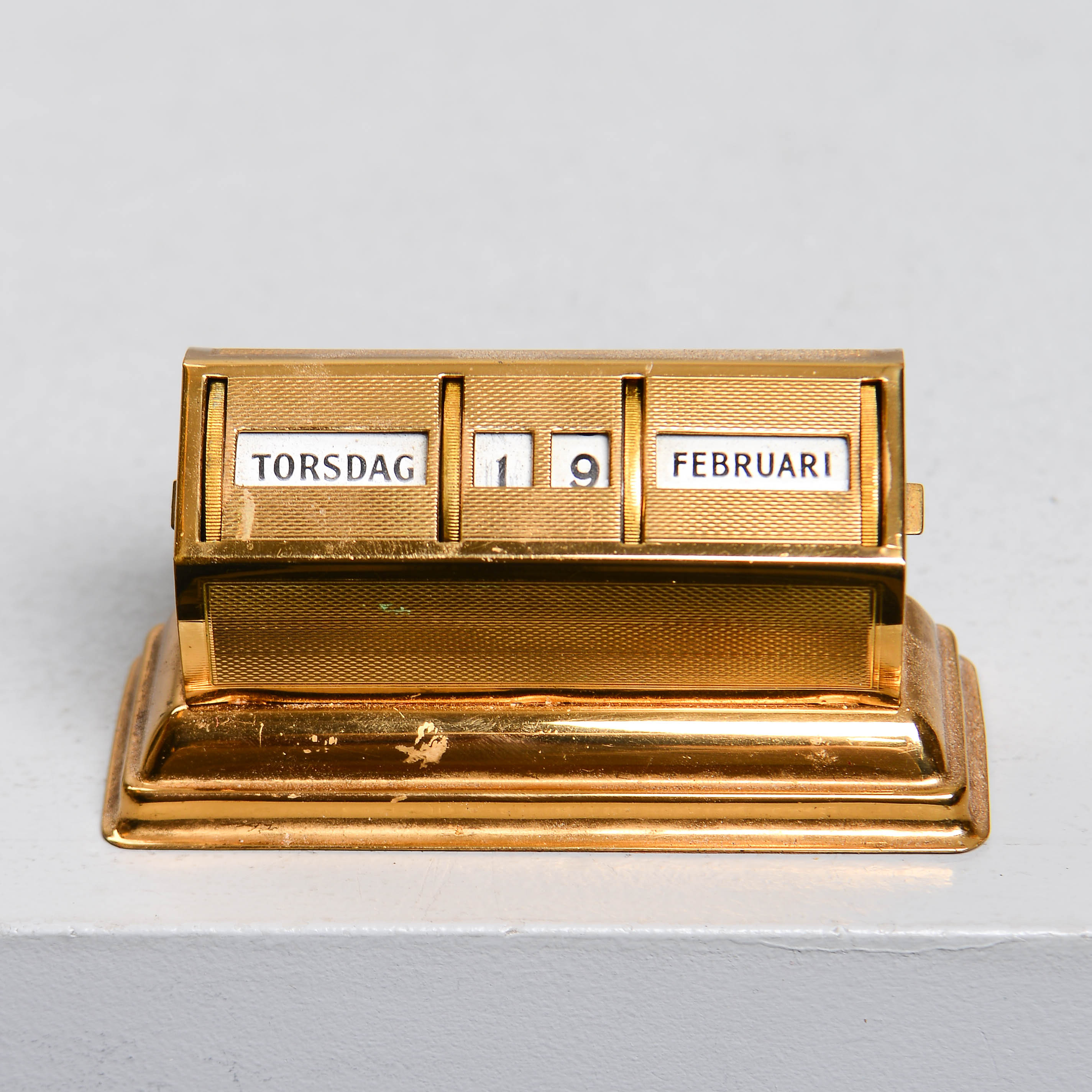 SKRIVBORDSKALENDER, mässing, 1900-talets mitt, England.