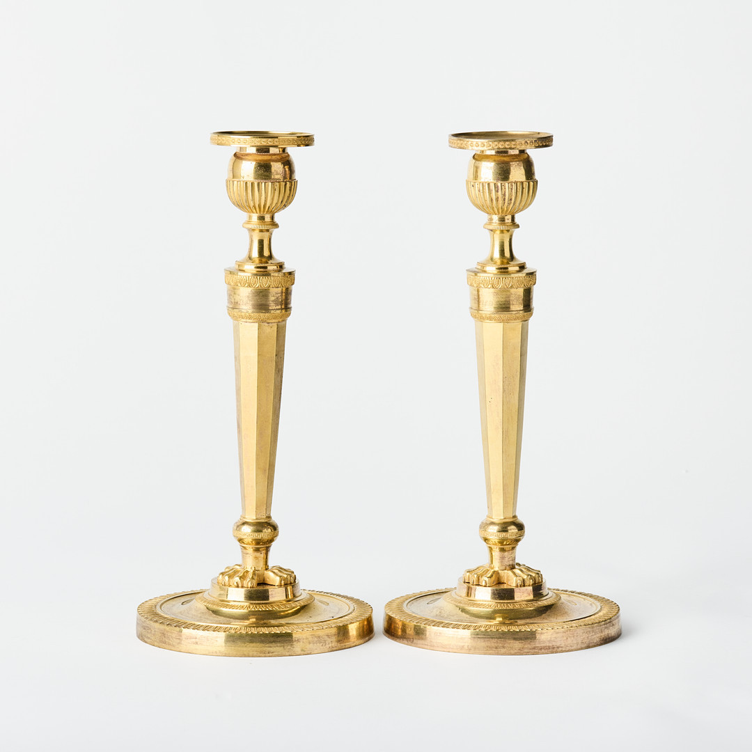 LJUSSTAKAR, ett par, parisarbeten i empire, tidigt 1800-tal, matterad och polerad brännförgylld brons.