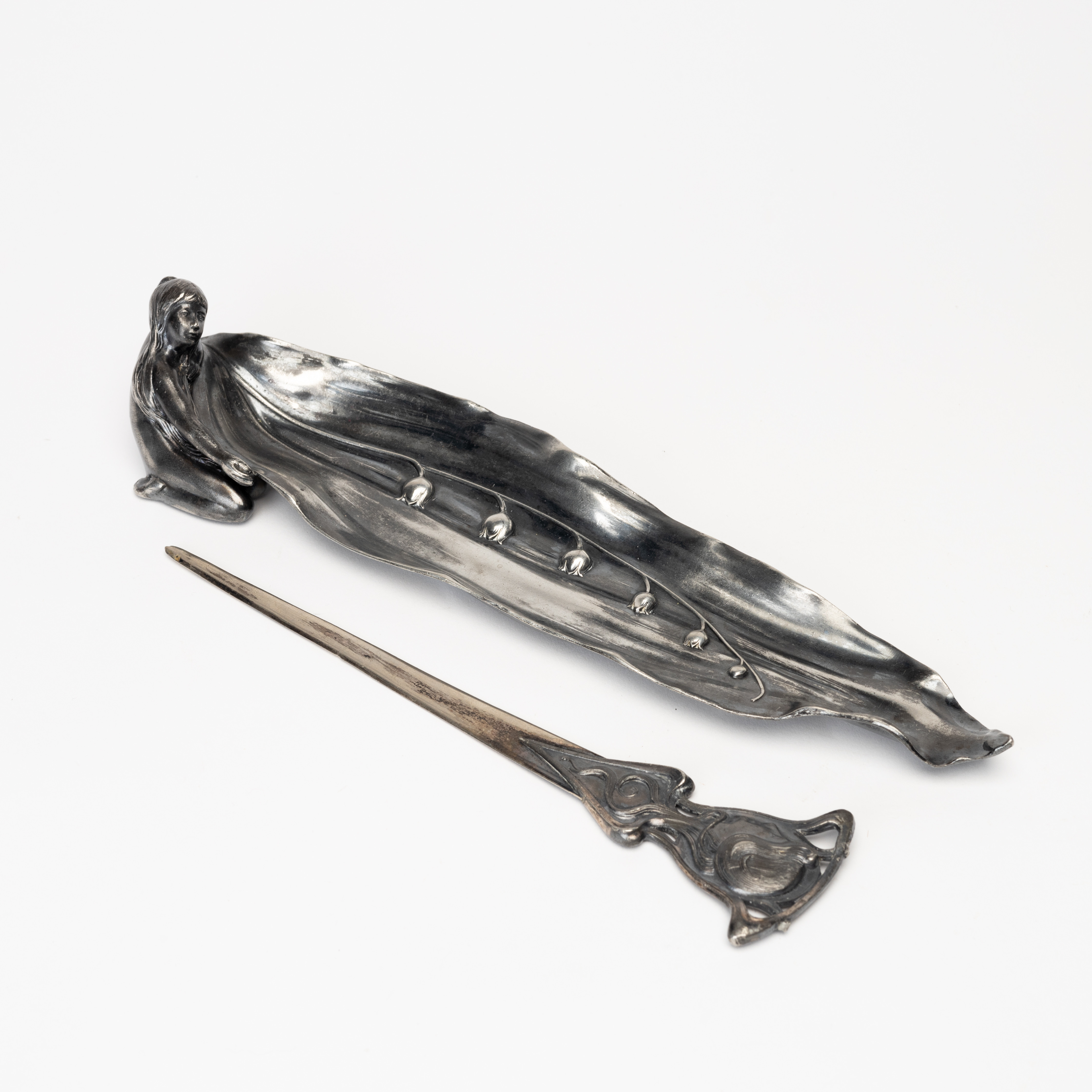 FAT SAMT BREVKNIV, patinerad vitmetall, fatet märkt: WMF, Tyskland, 1900-talets första hälft.