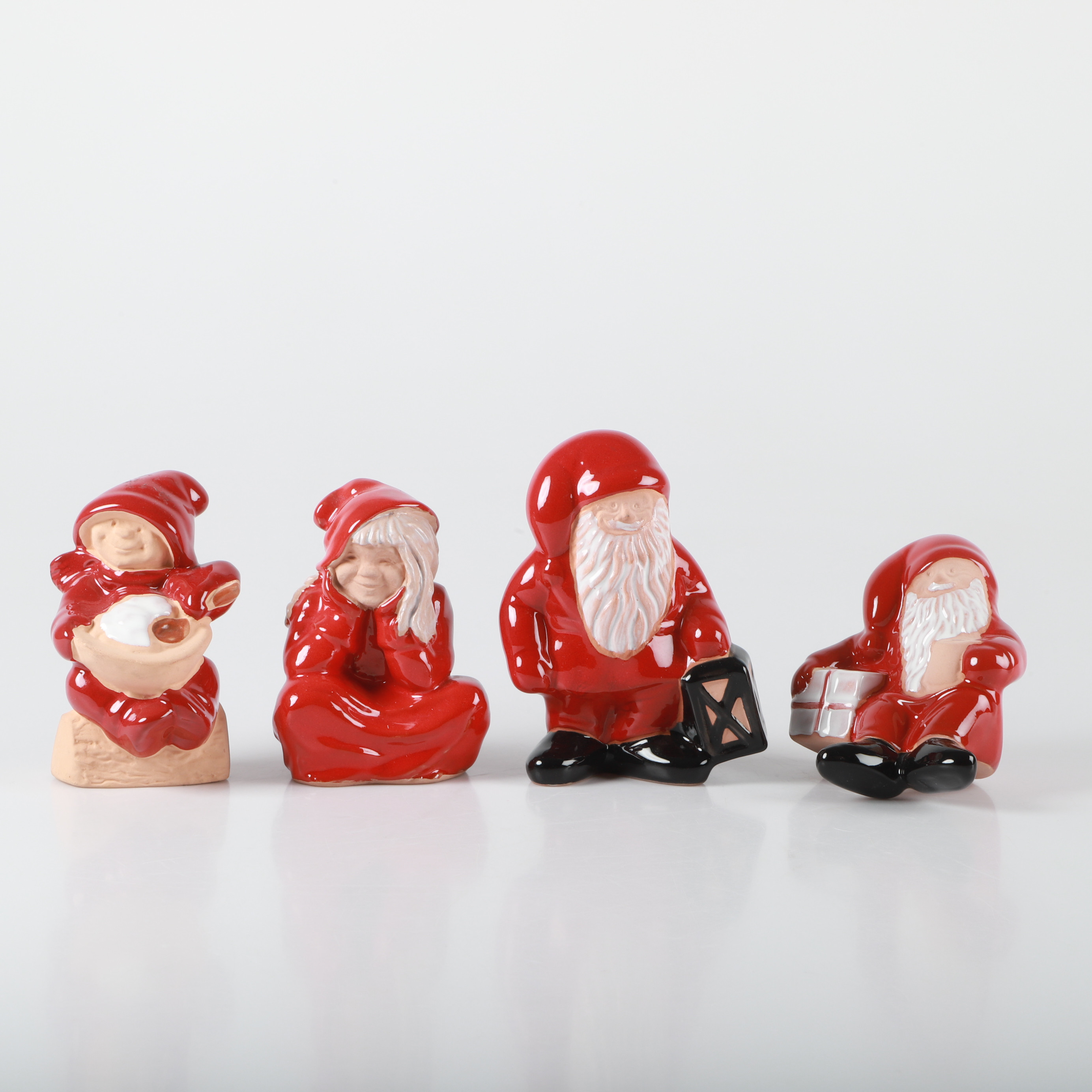 EWA JARENSKOG. Figuriner, 4 stycken, tomtar, keramik, Jie.