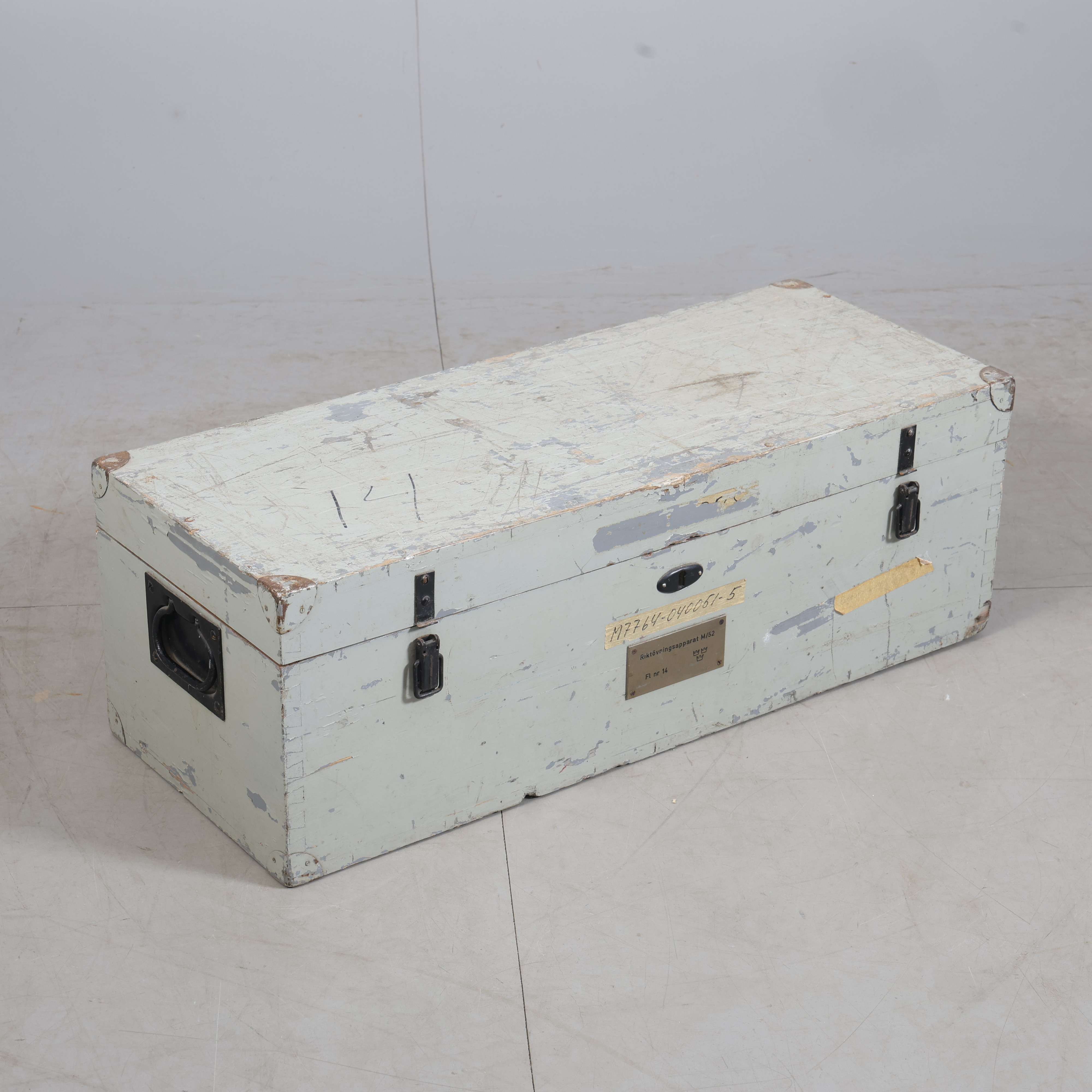 TRÄLÅDA med delar till riktövningsapparat M/52, 1900-tal.