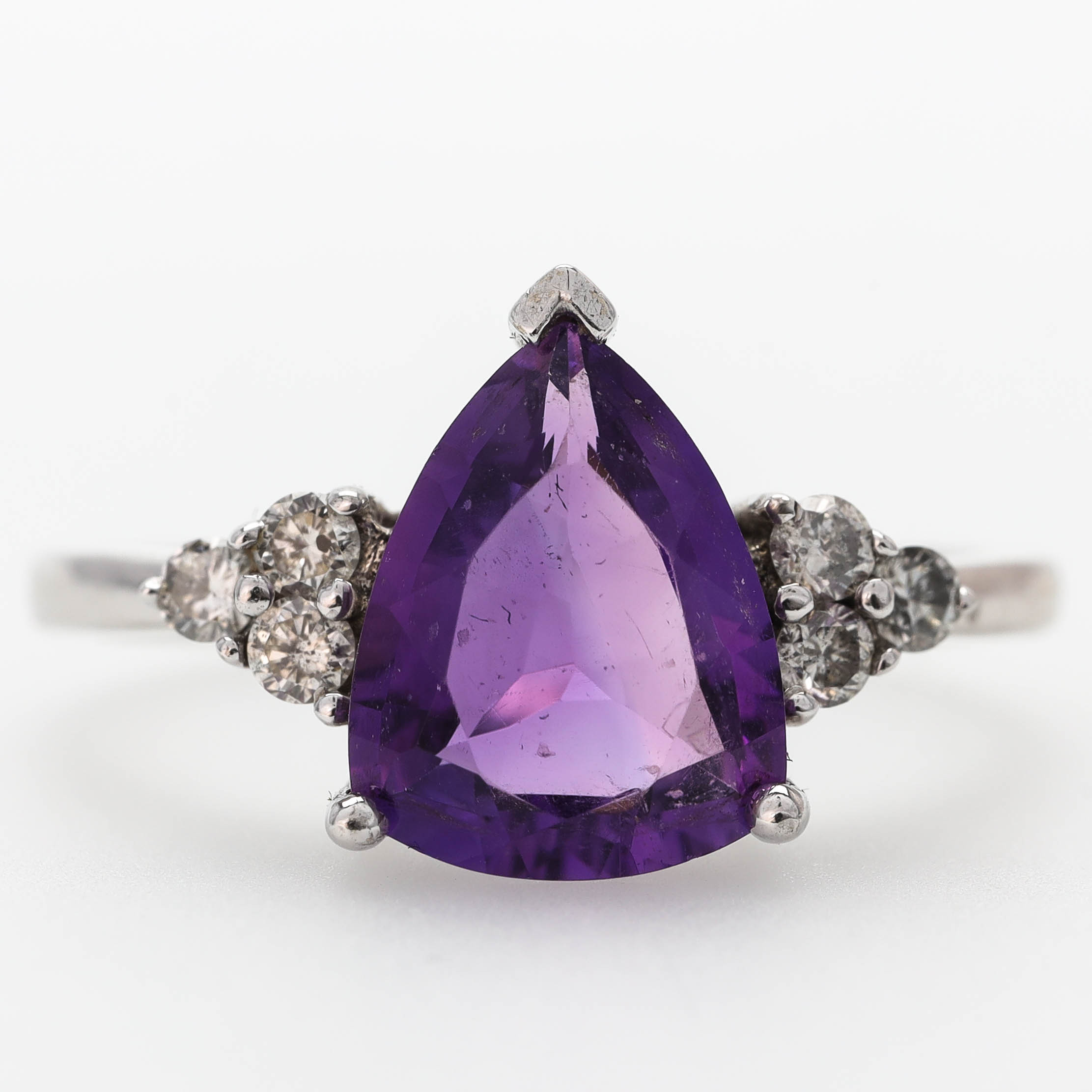 RING, 14 k vitguld, ametist samt diamanter, Leer Gems, New York.