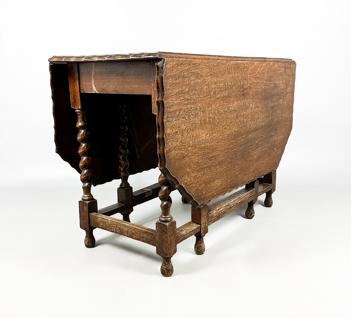 SLAGBORD, Ek, Svarvade ben, 1900-talets början.