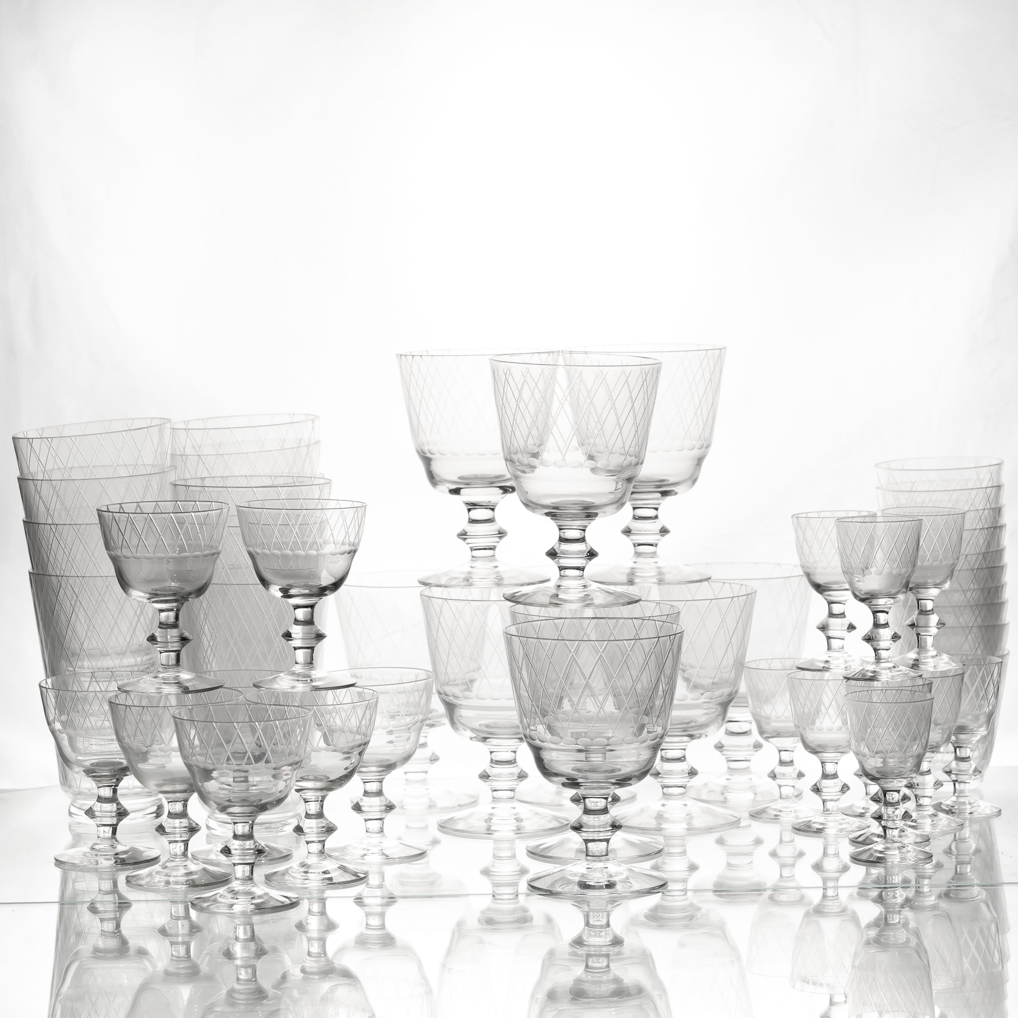 VICKE LINDSTRAND. Glasservis, 49delar, "Sickan", Kosta, 1900-talets mitt, slipad dekor.