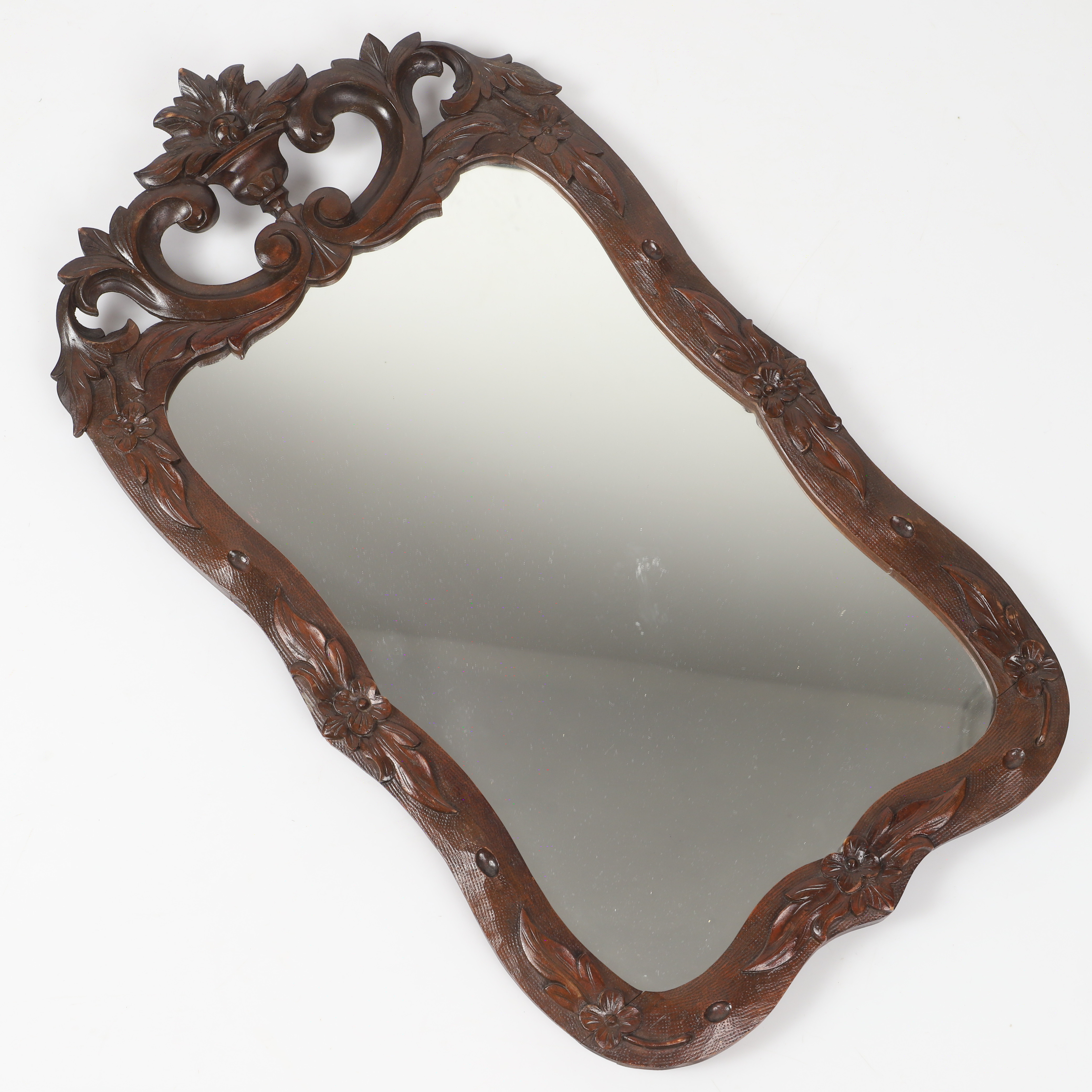 SPEGEL, trä med skuren dekor, 1900-tal.