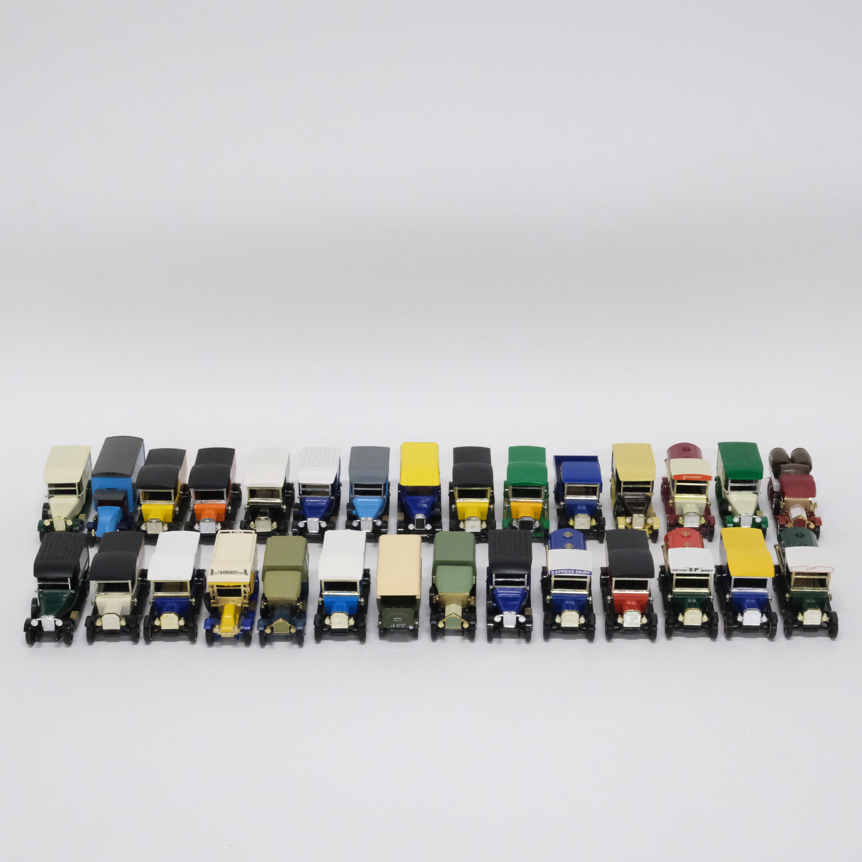 MATCHBOX / LESNEY. 28 MODELLBILAR MED REKLAM. UR SERIEN "MODELS OF YESTERYEAR". ENGLAND.