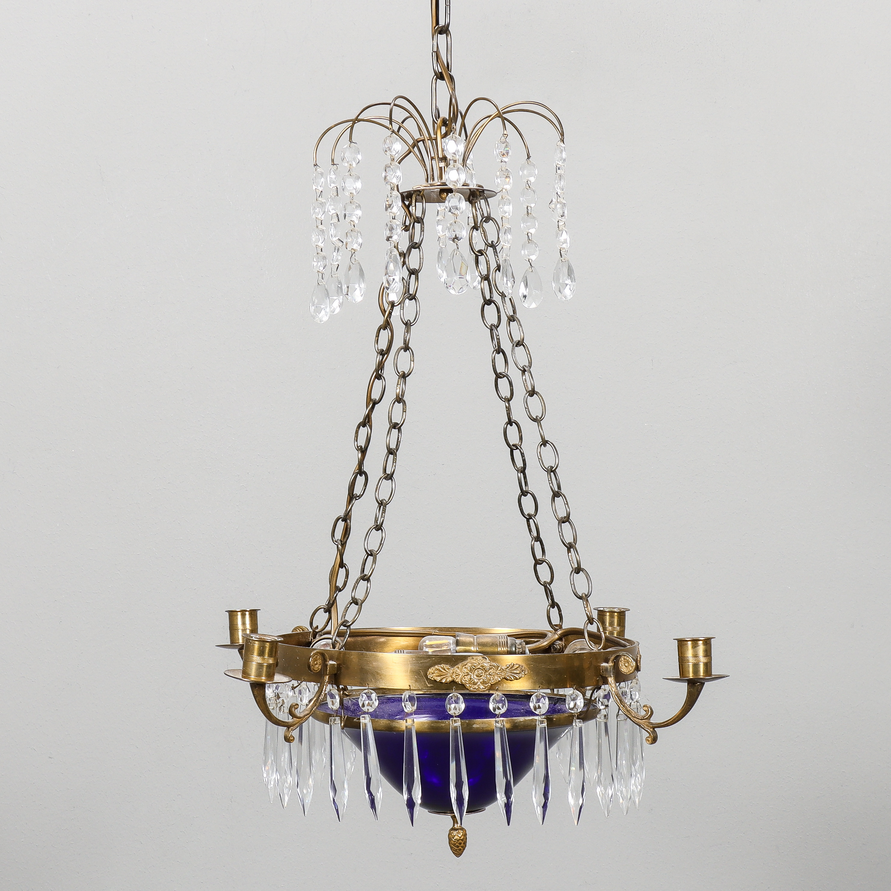 TAKLAMPA med prismor och blå kupa.