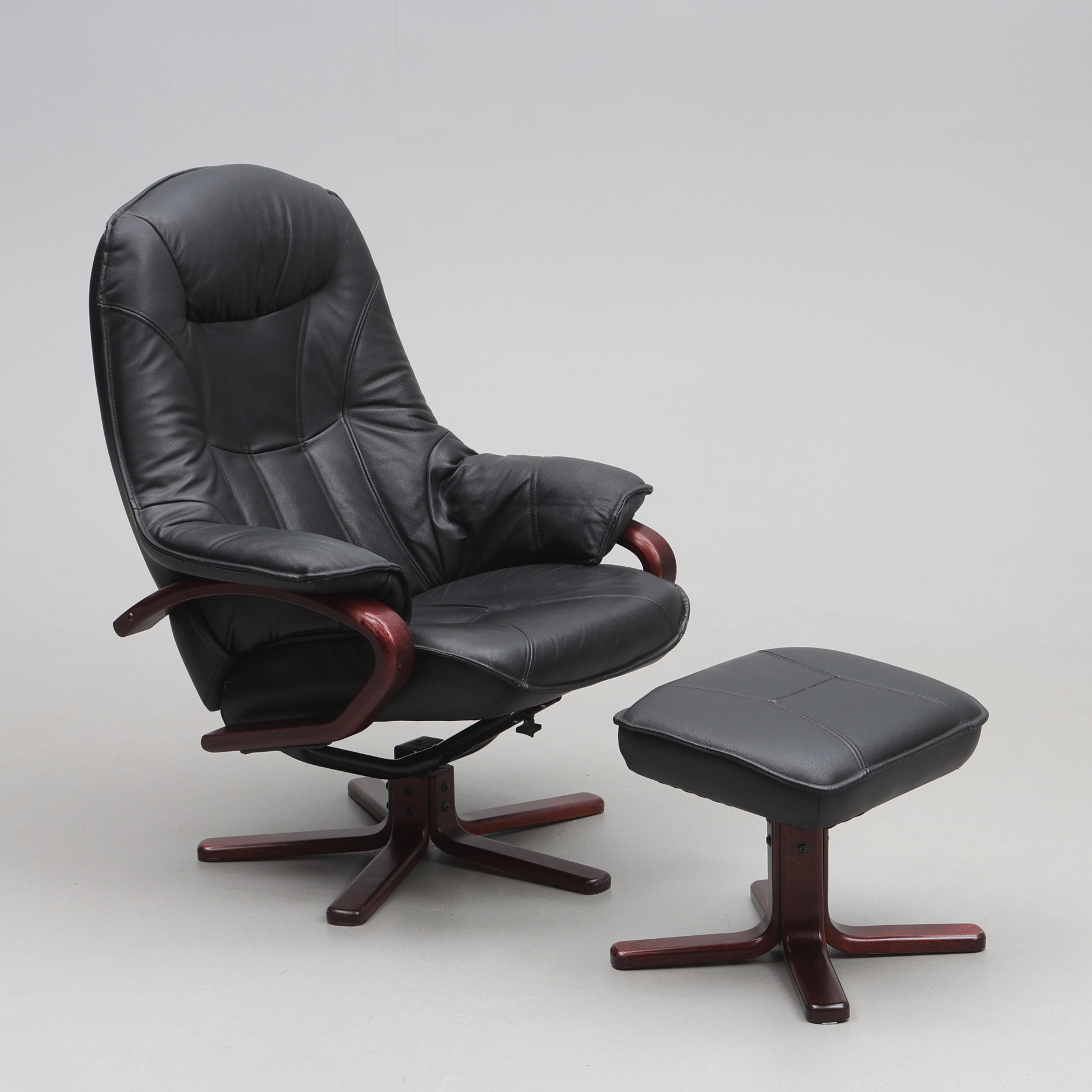 VILFÅTÖLJ MED FOTPALL. Skinn, trä, snurrfunktion.