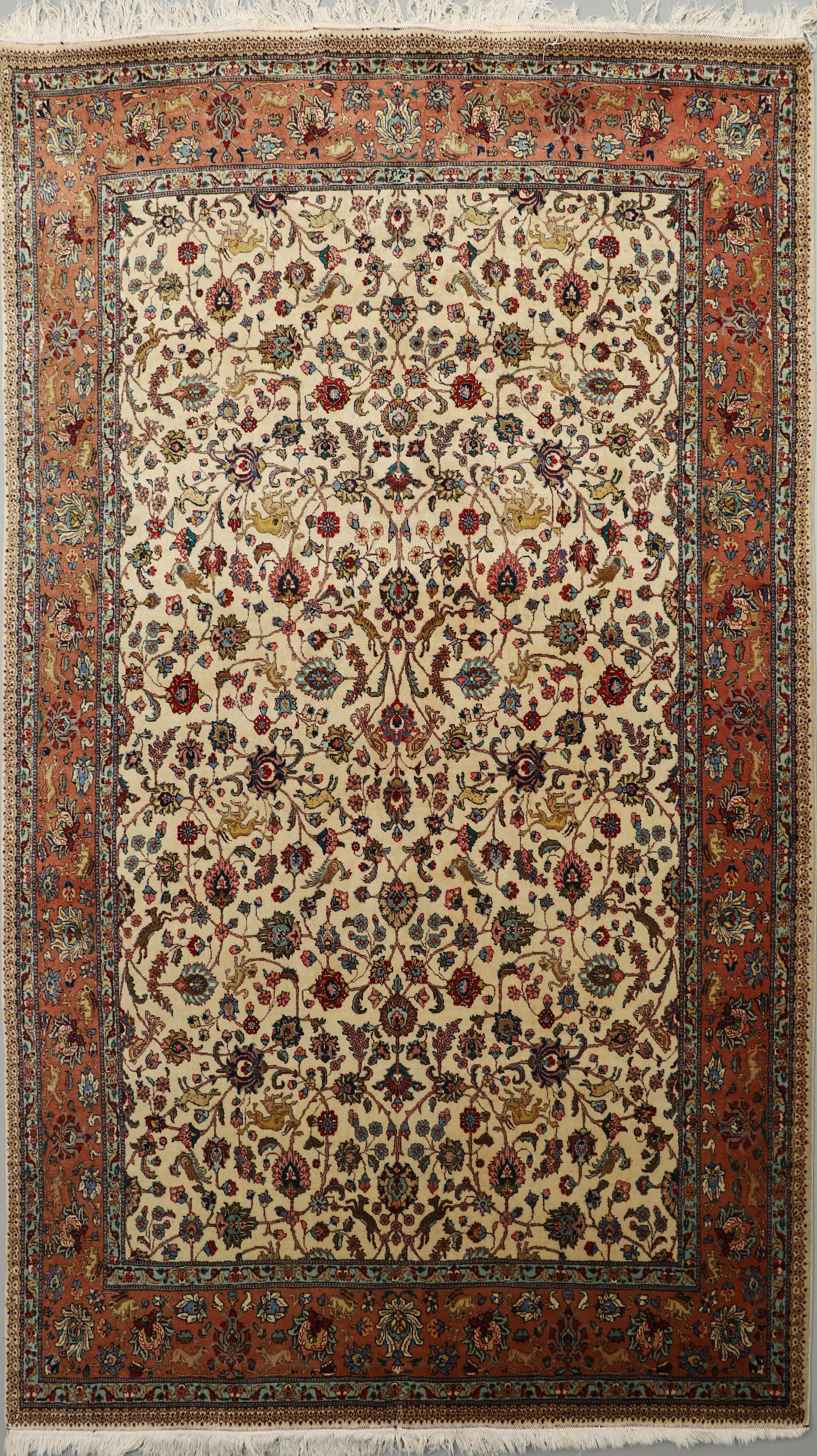 MATTA, semiantik Täbris. Ca 340x234 cm.