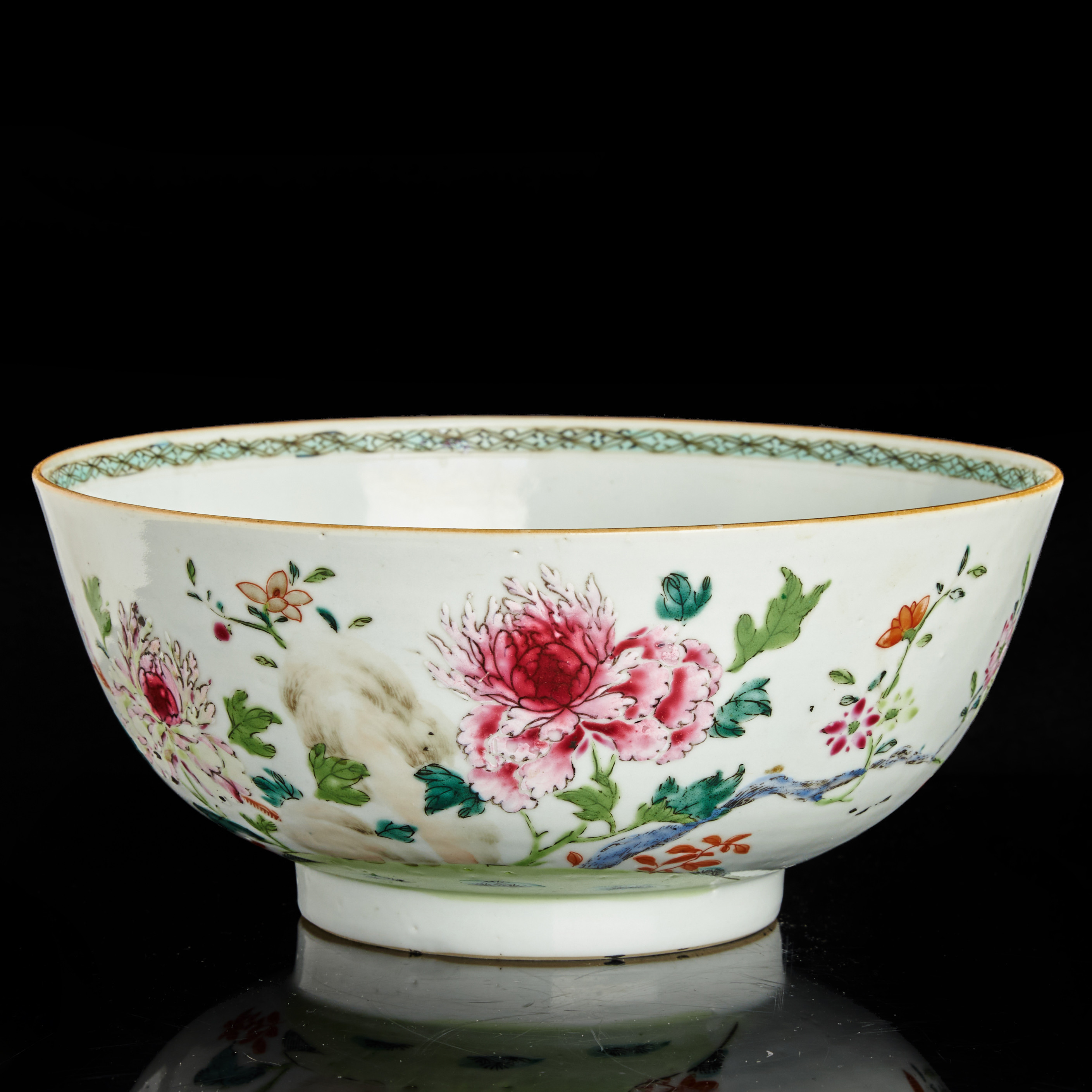 SKÅL, porslin, Kina, famille rose med dekor av blommande pioner, Qingdynastin, Qianlong (1735-1796).