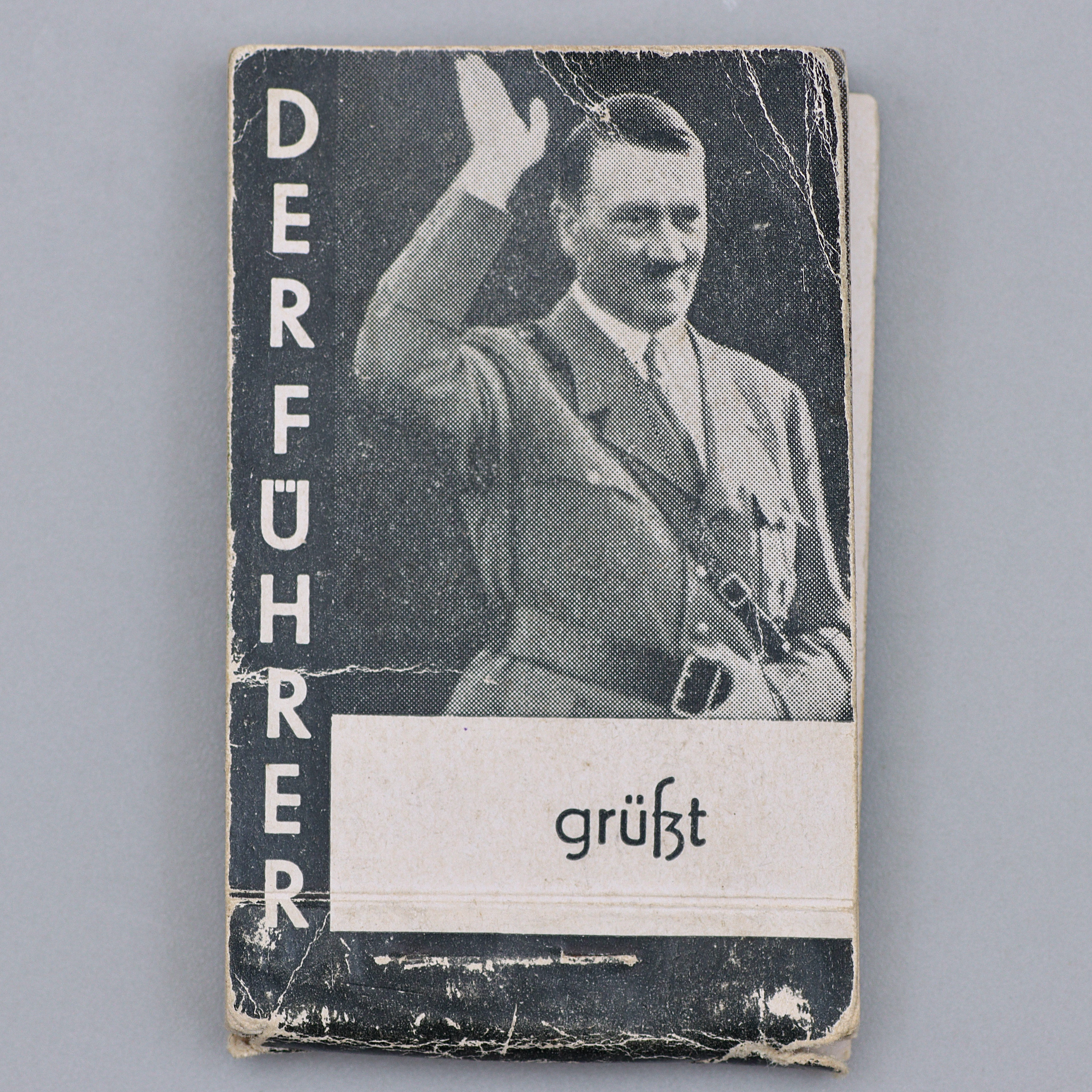 "DER FÜHRER grüßt" PROPAGANDA BOK, ADOLF HITLER, LITEN BOK (6,5X4CM) ANTON SCHAFFER, PAPIER-GALANTERIE-UND SPIELWARENHANDLUNG, MELK A. D. DONAU.