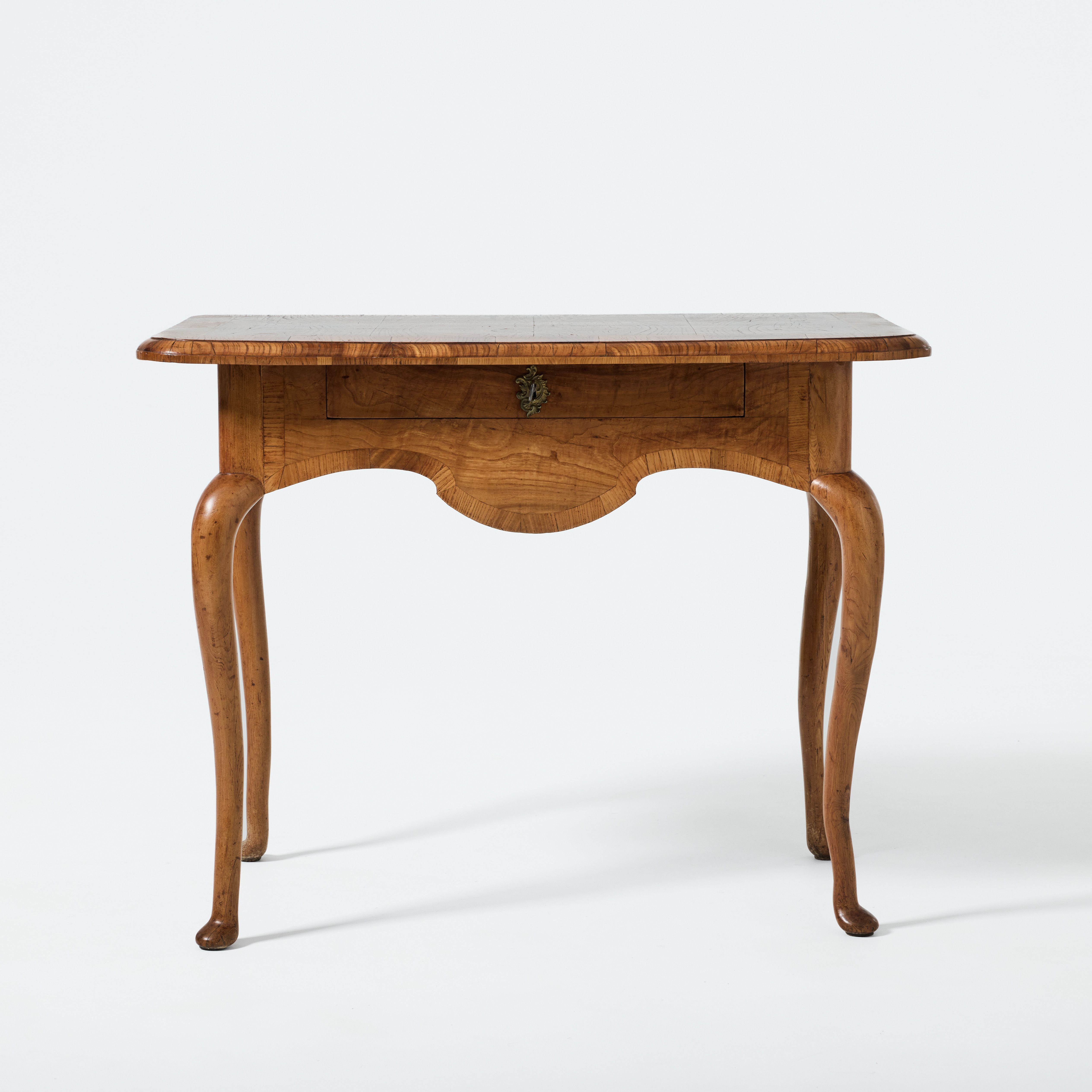 SKRIVBORD, rokoko, Sverige 1700-talets andra hälft, fristående, fanerat i alm och almrot.