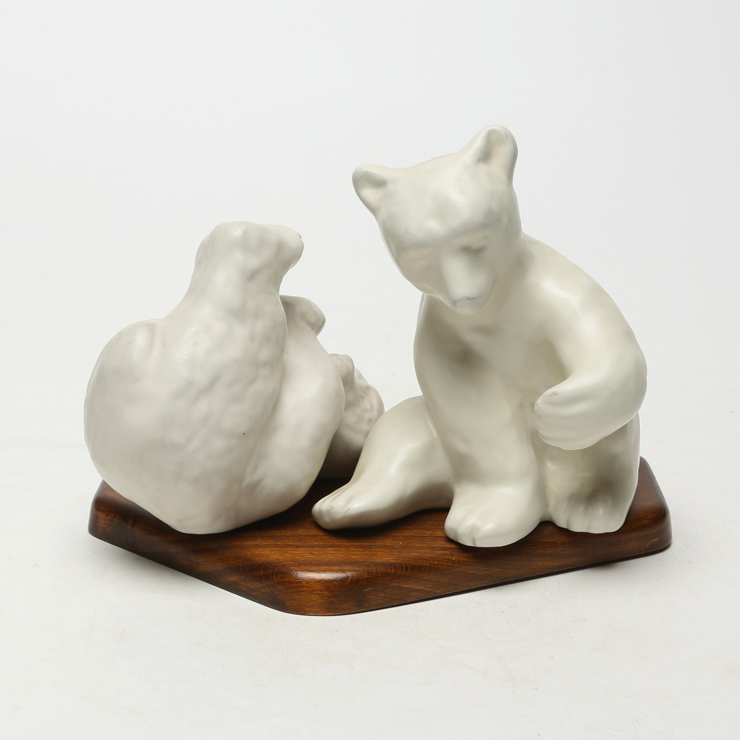 VICKE LINDSTRAND. DUBBELSKULPTUR, keramik, på träsockel, Ekeby.