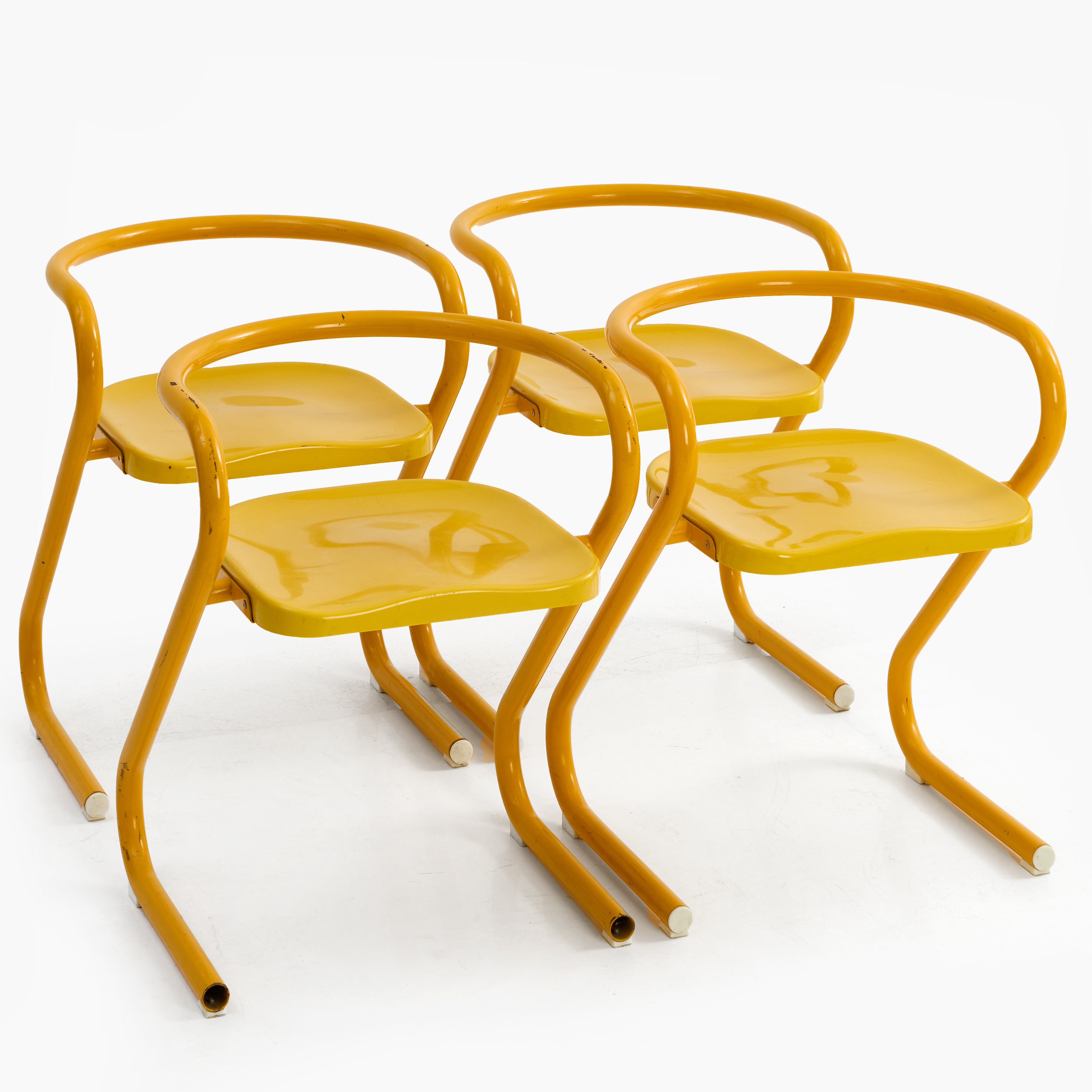 BÖRJE LINDAU & BO LINDECRANTZ. Stolar, 4 st, stålrör, sitsar i plast, gula, 1970-tal. Stapelbara.