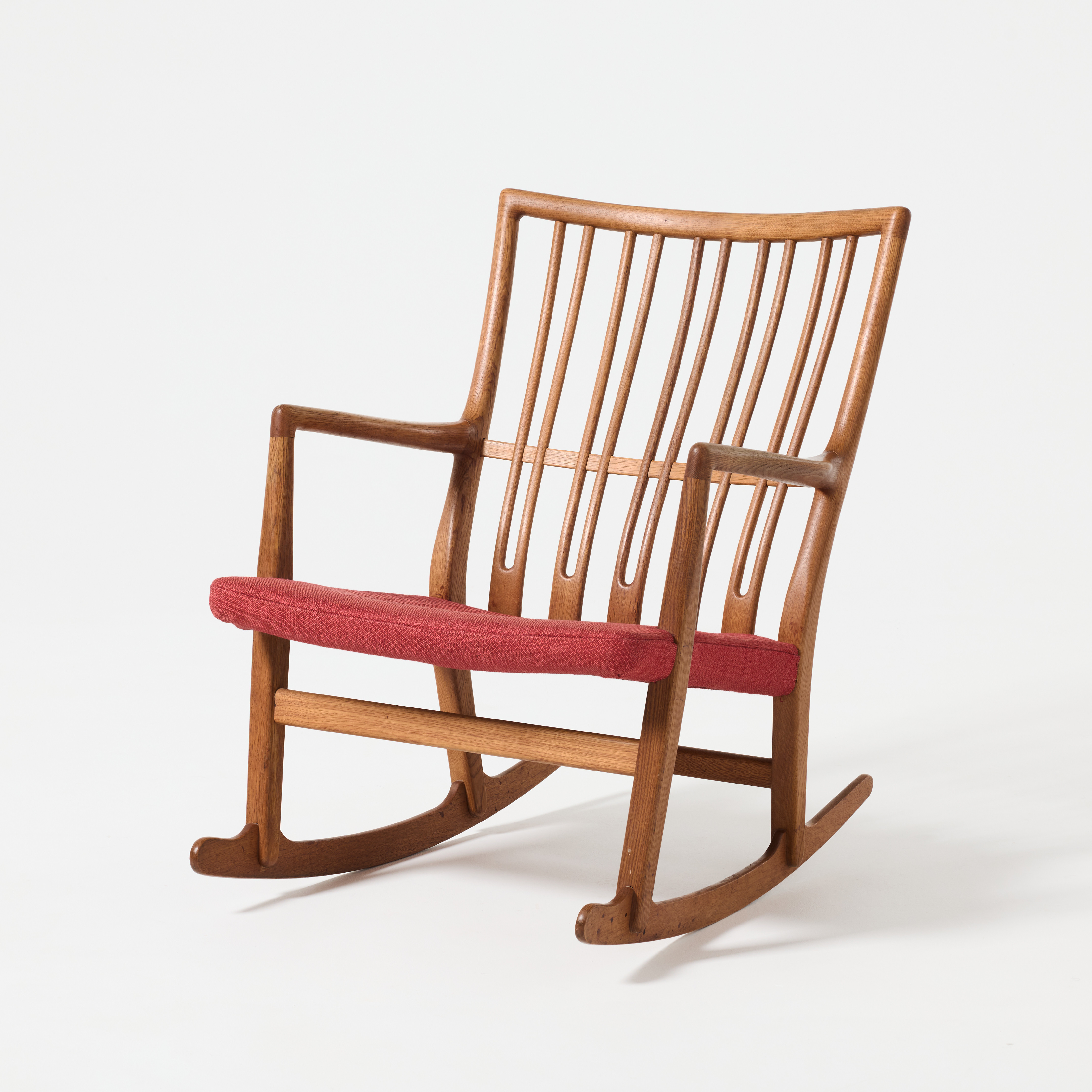 HANS J WEGNER. Gungstol, "ML 33", Mikael Laursen, Danmark, 1950/60-tal, ek med textilklädd sits.