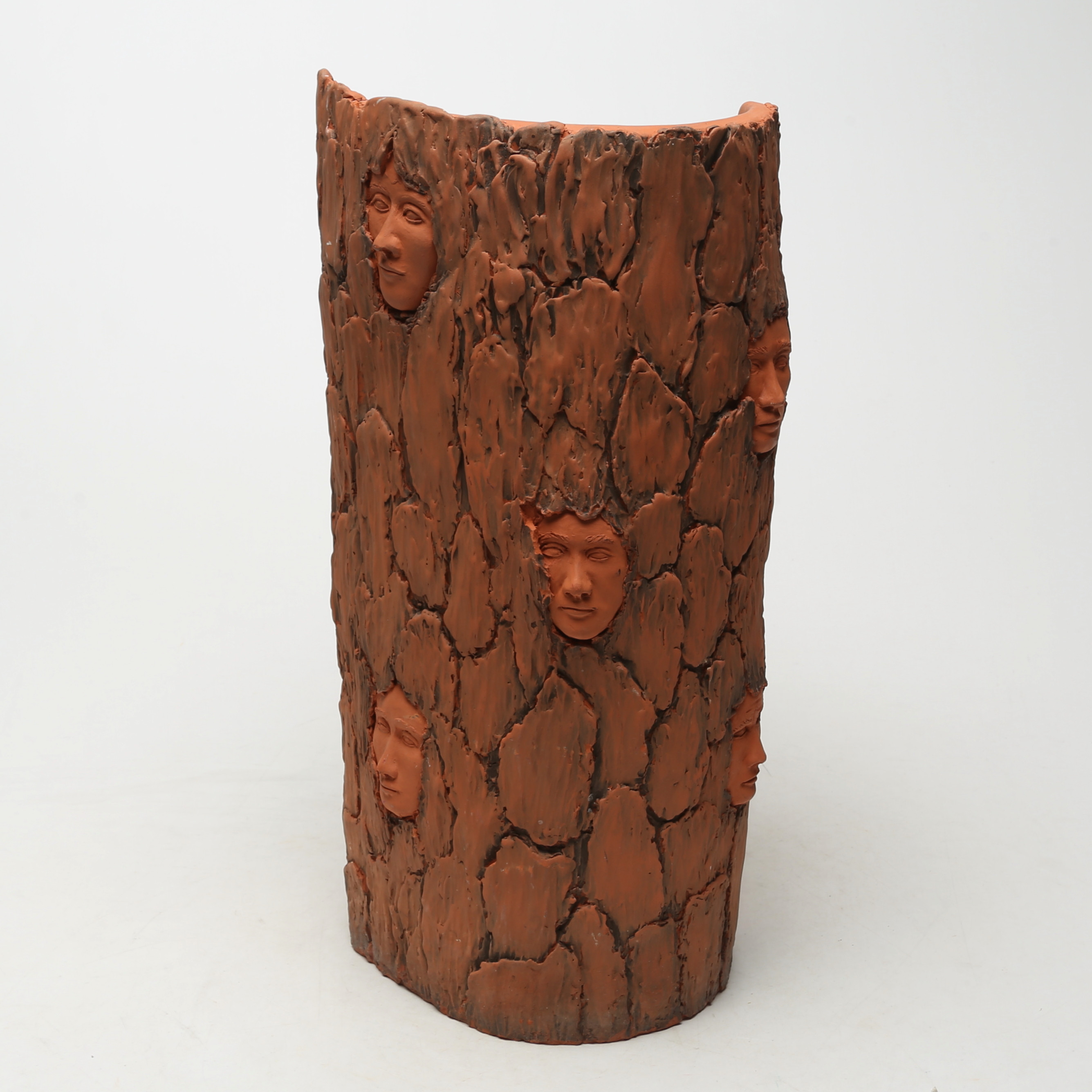 INGER BRODIN. VAS, keramik, ansikten i trädstam.