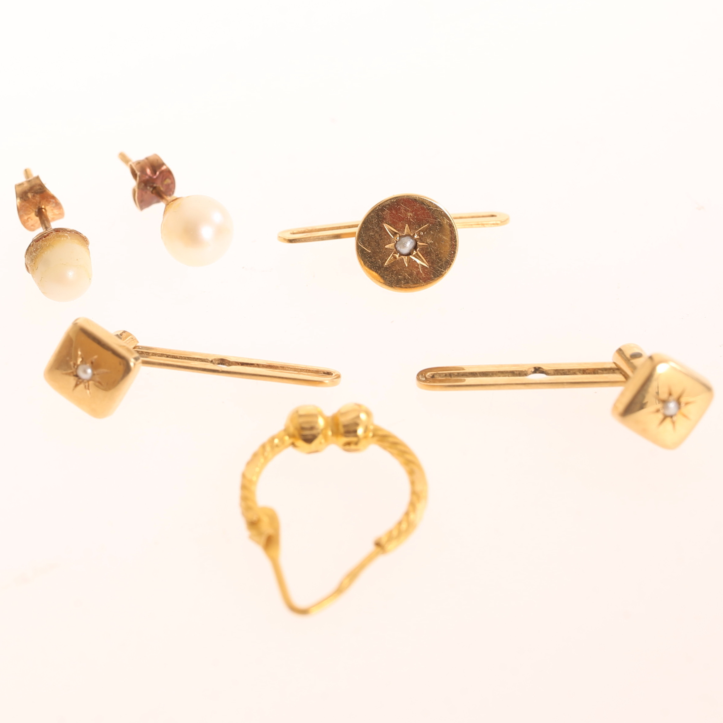 KNAPPAR, 3 stycken. ÖRHÄNGEN, 3 stycken.