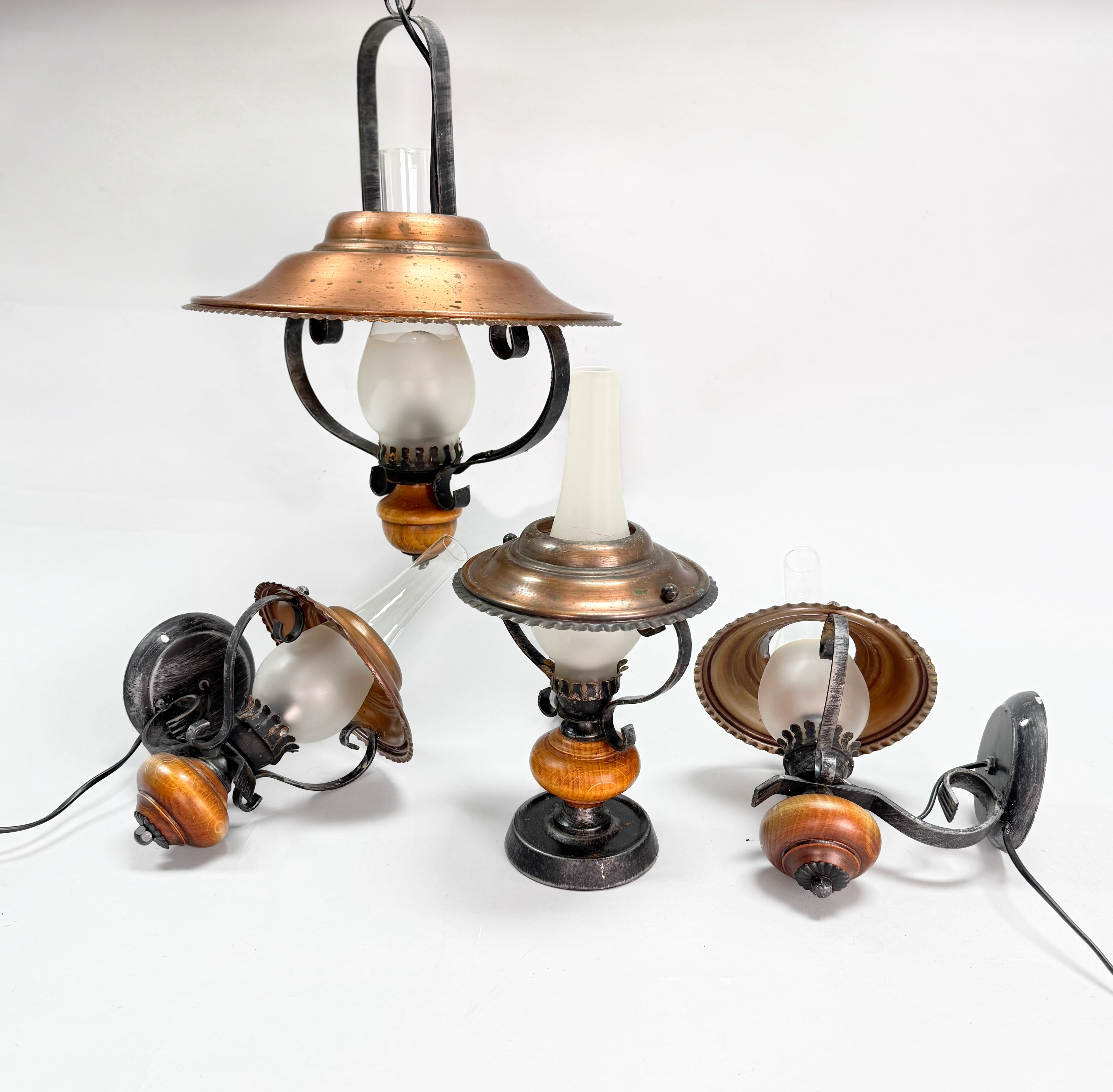 LAMPOR - KOPPAR/TRÄ/SMIDE - Taklampa, Bordslampa & 2 vägglampor.