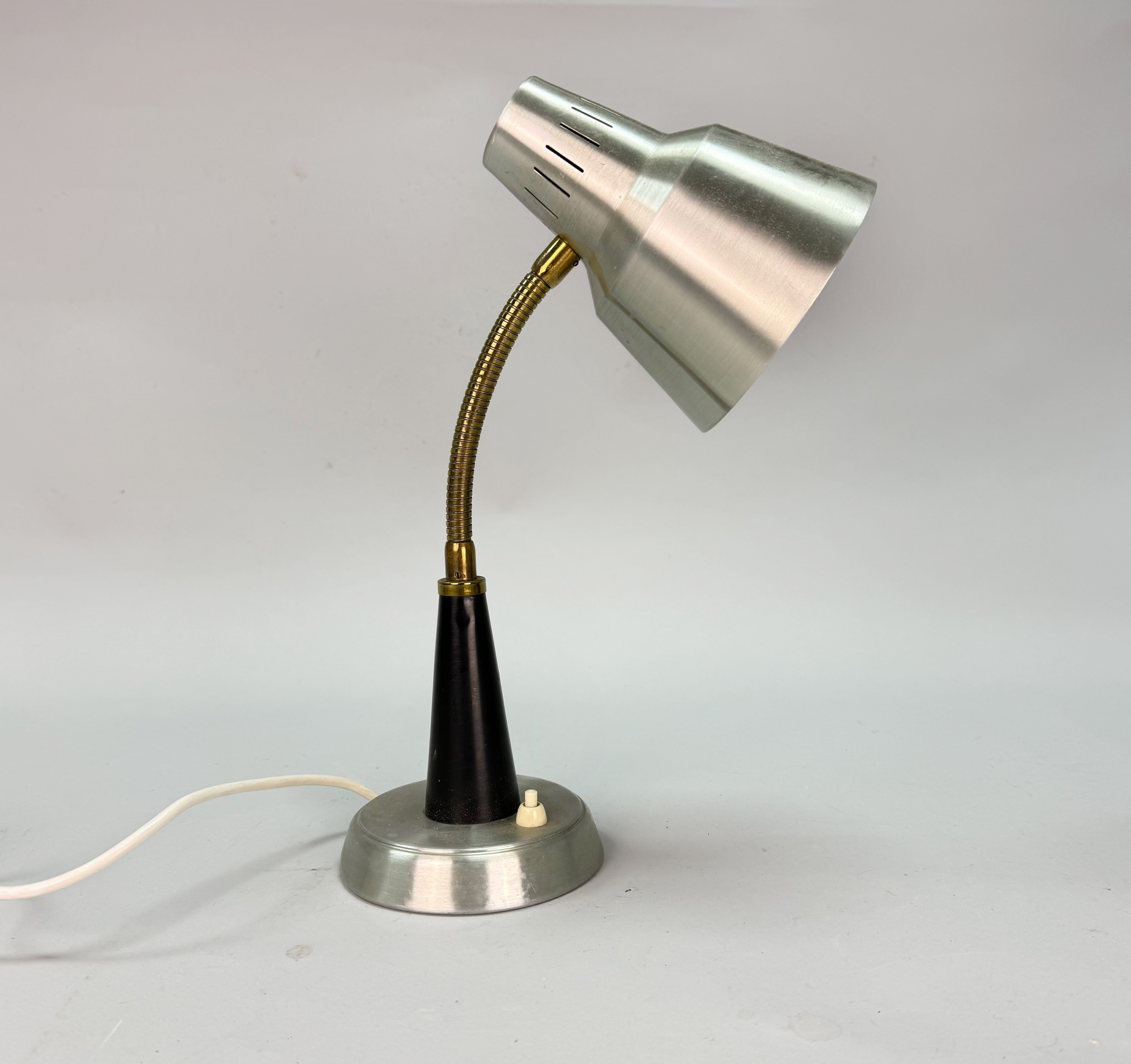 BORDSLAMPA Gemi, metall. riktbar skärm, 1950-tal.