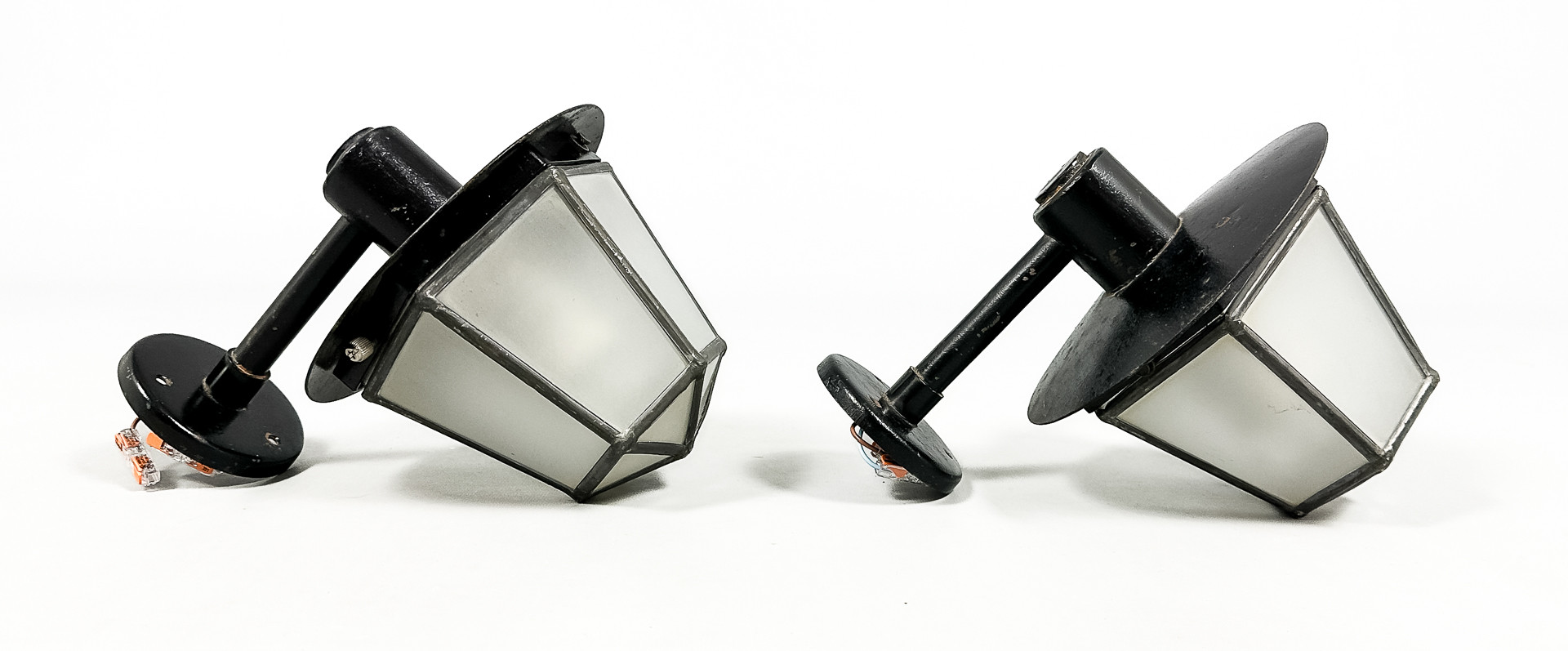 Vägglampor, ett par, metall, glas, 1900-talets mitt.