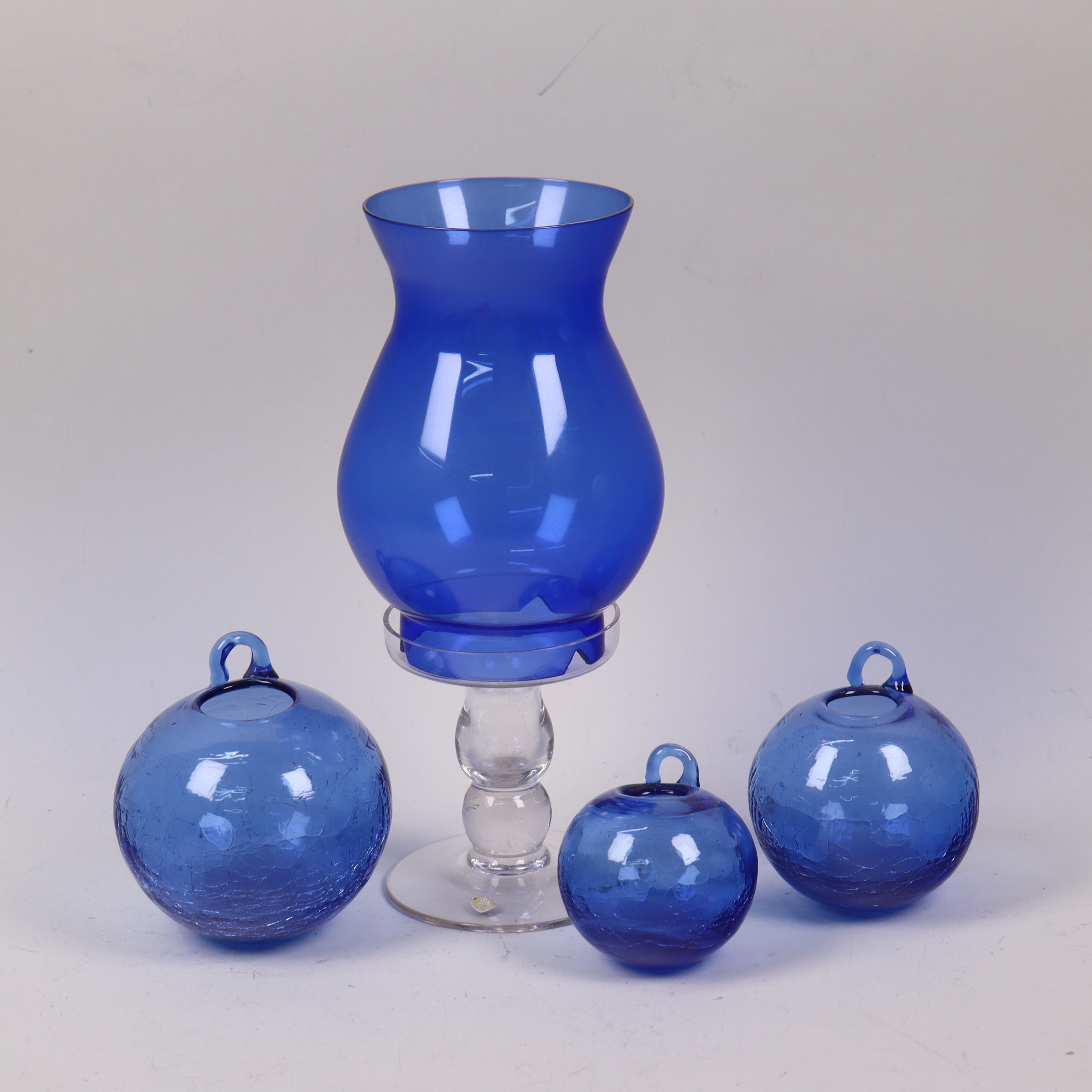 TRELLEBORGS GLASBRUK, ljuslykta och vaser, blått glas, 4 delar, 1900-talets första hälft.