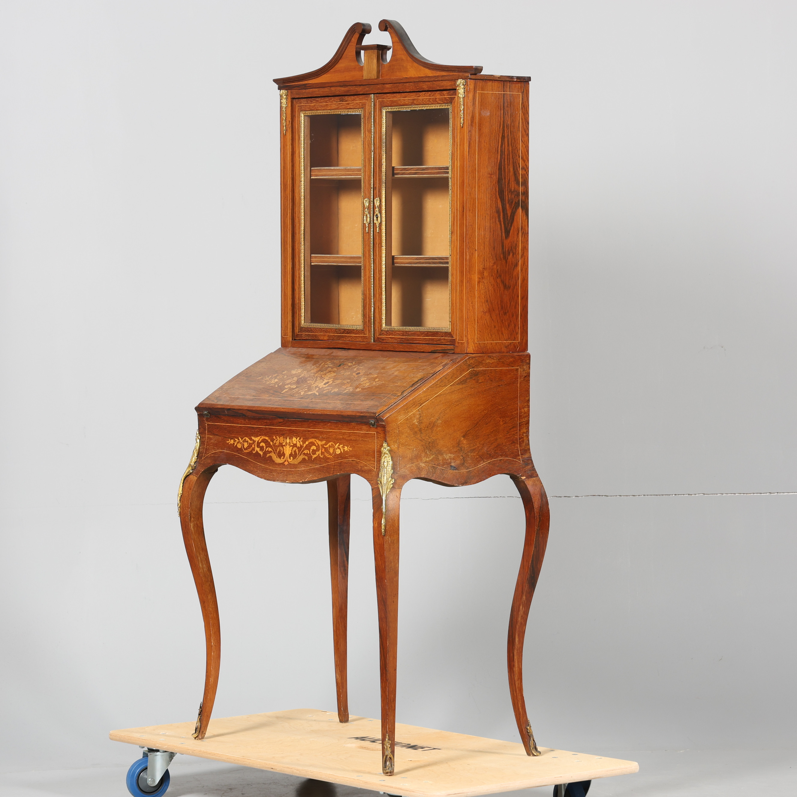 DAMSEKRETÄR med VITRINÖVERDEL, rokokostil, intarsia, 1900-talets början.