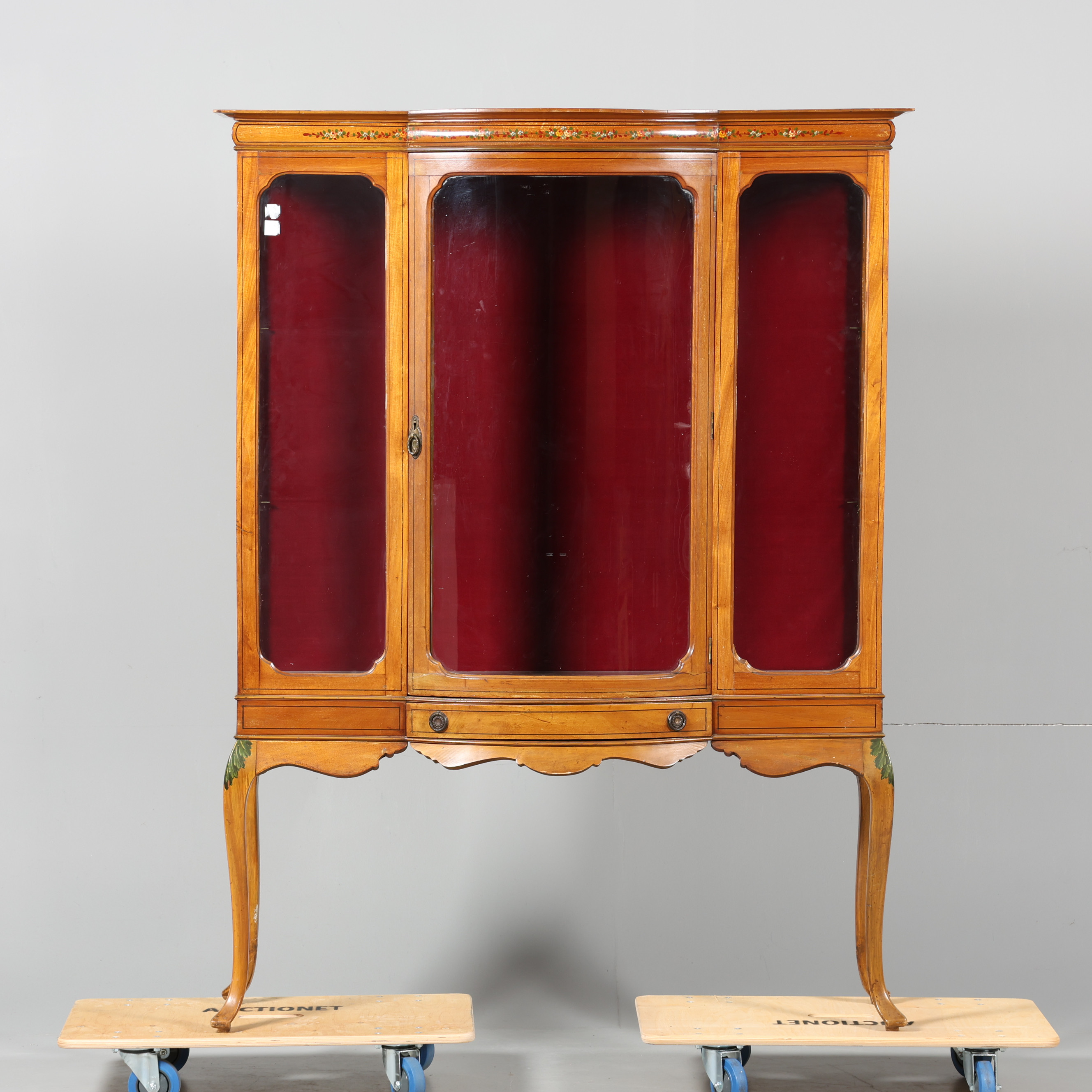 VITRINSKÅP, rokokostil, 1900-talets början.