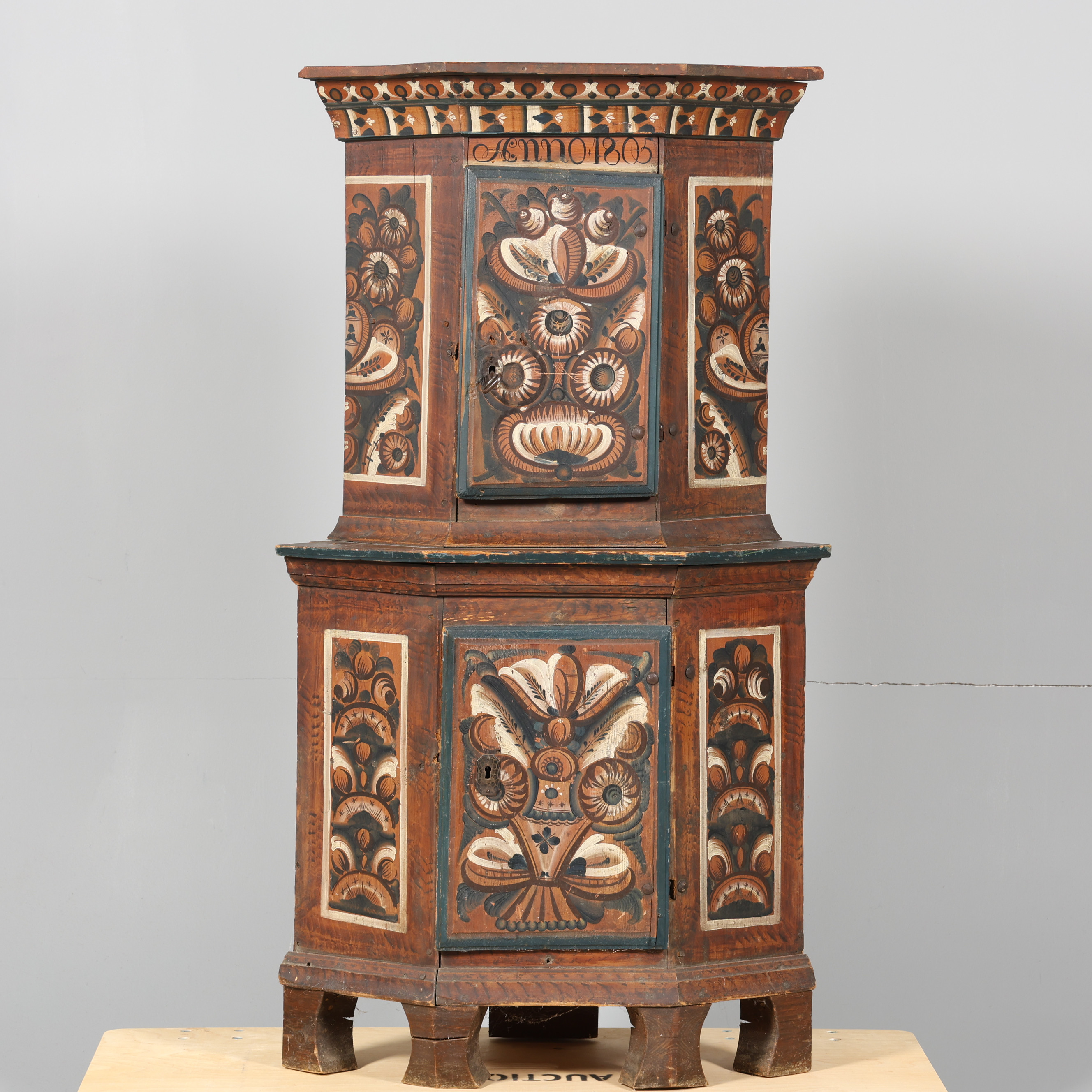 HÖRNSKÅP, allmoge, daterad 1805.