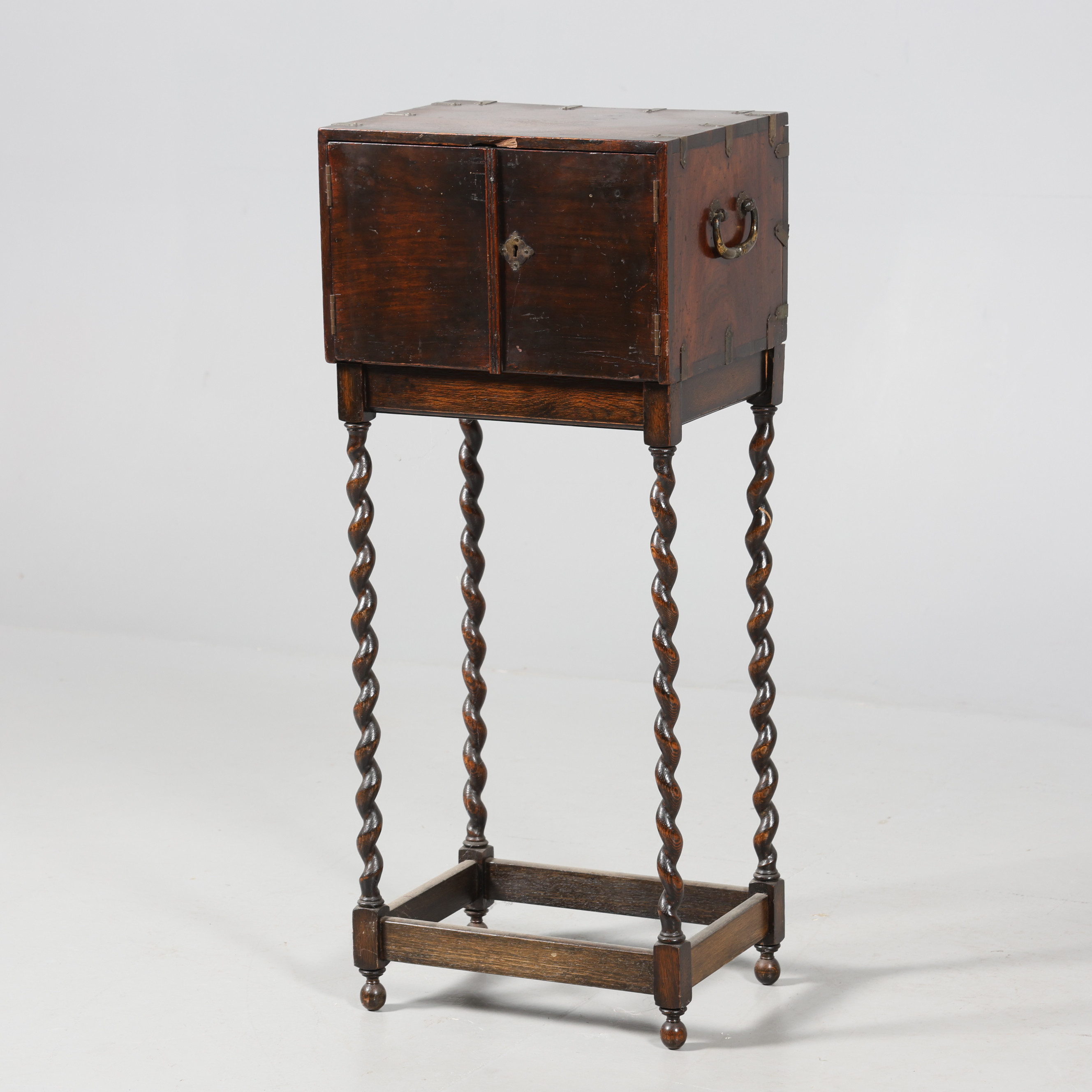 KABINETTSKÅP, 18/1900-tal, barockstil.