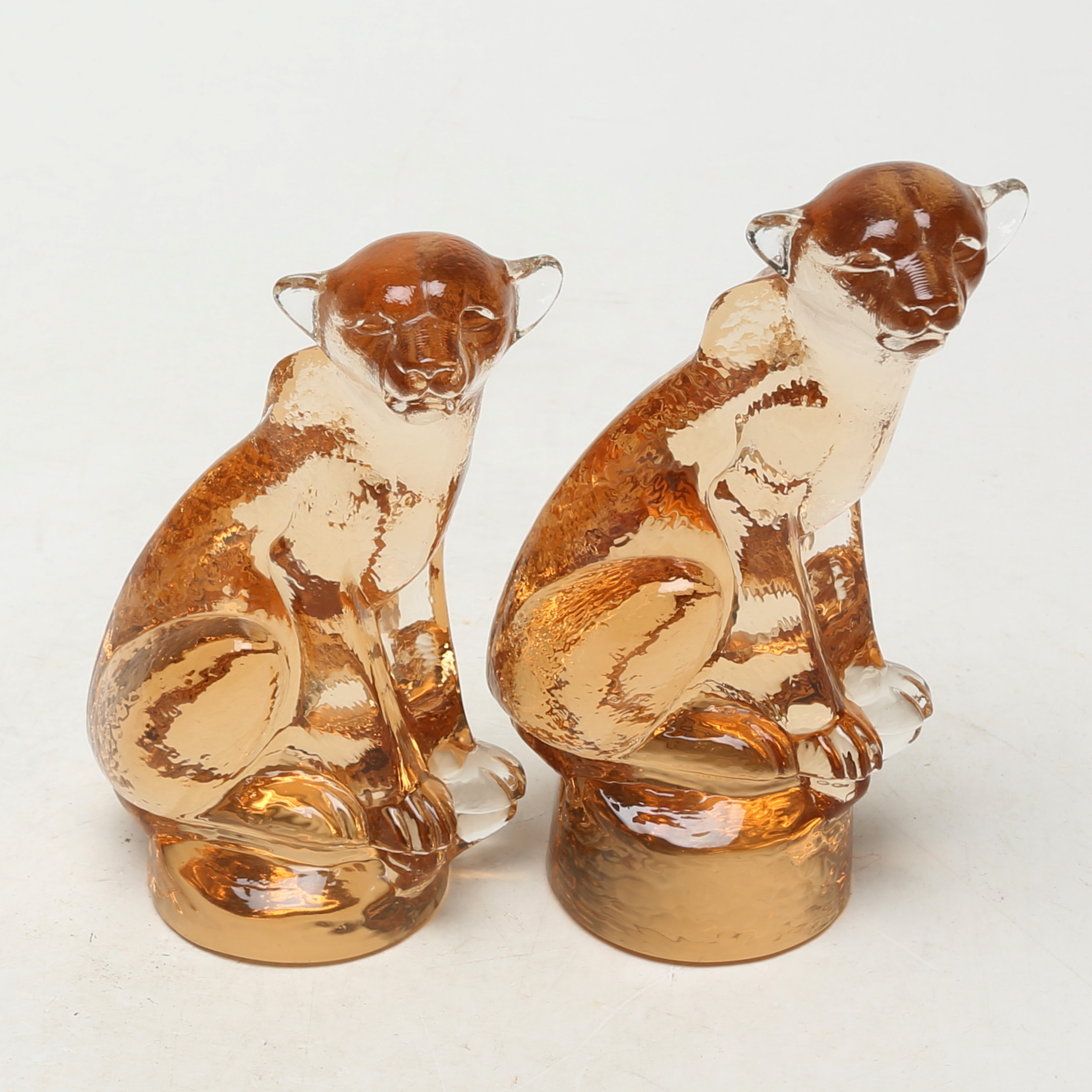 PAUL HOFF. SKULPTURER 2 st, glas, kattdjur, Kosta, osignerade.