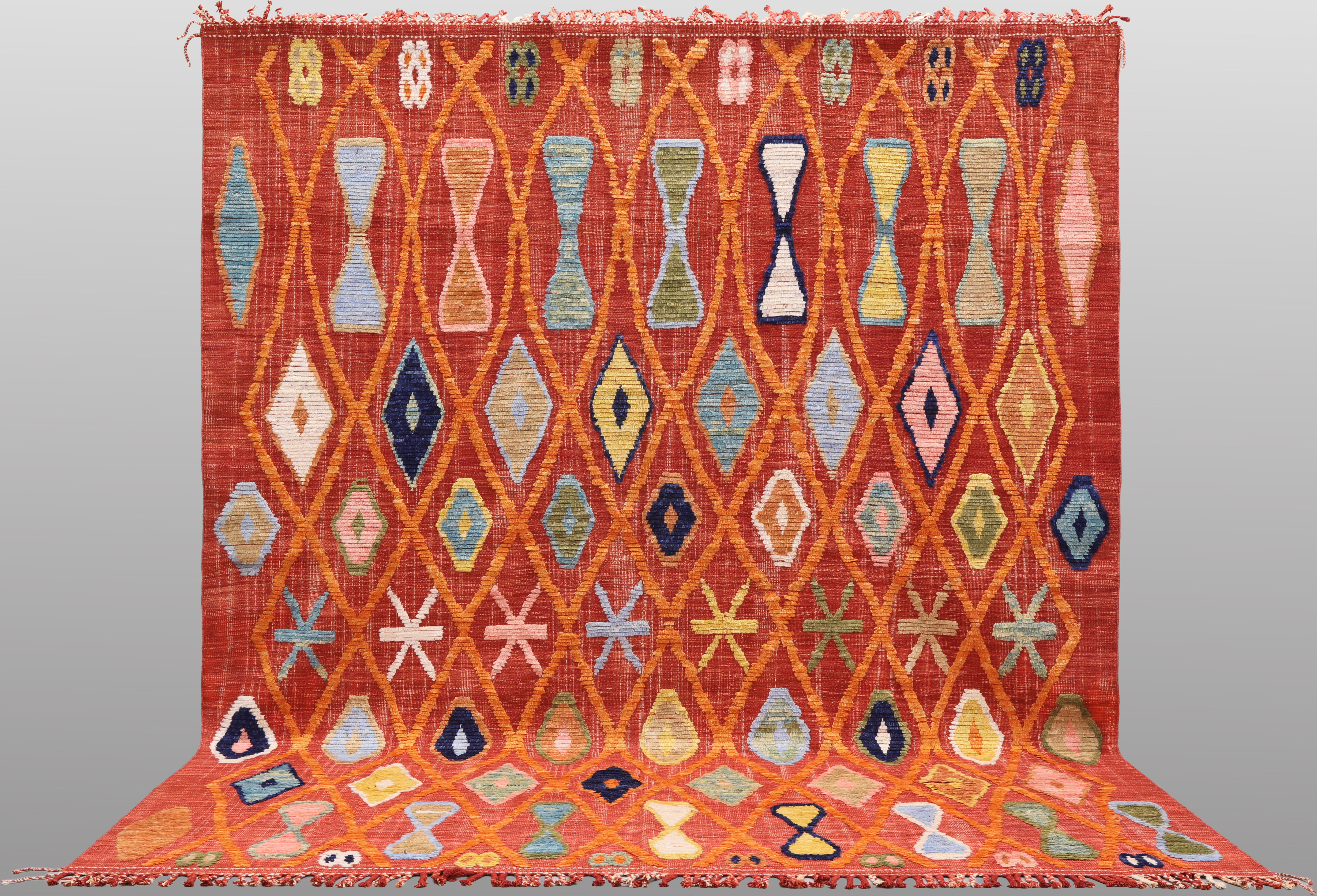 ORIENTMATTA. Kelim med relief knutmattor, nomad arbete, 390 x 308 cm.