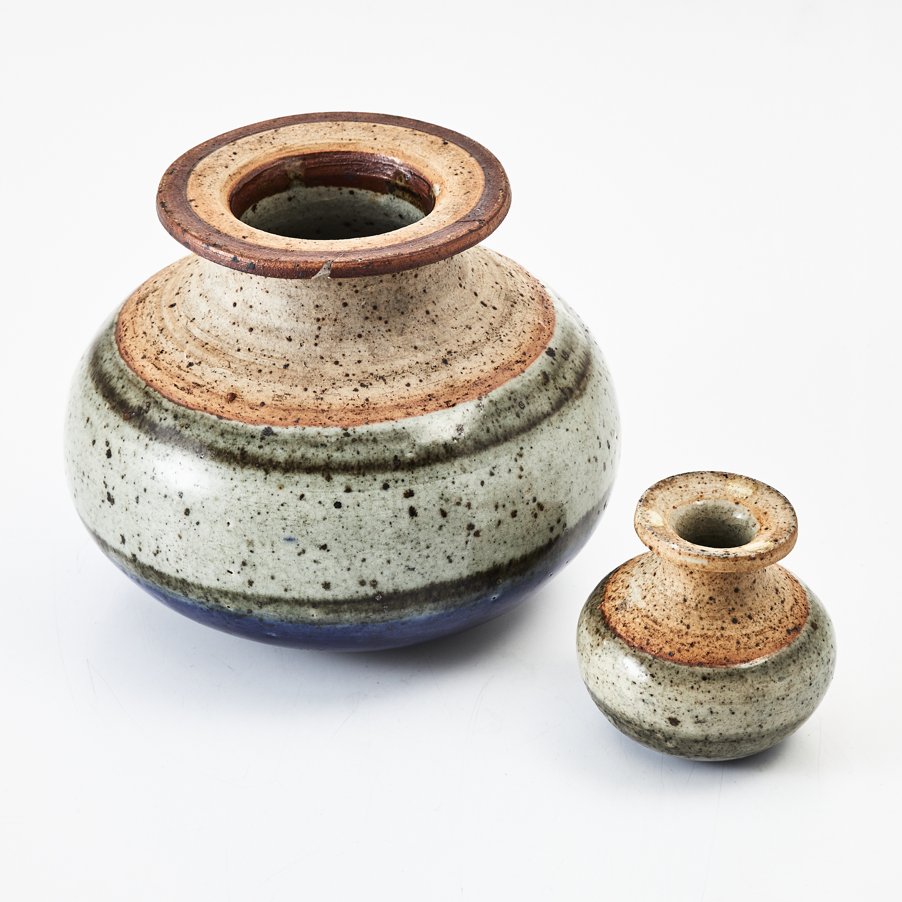 HELLE ALLPASS (1932-2000). Vaser/skulpturala objekt, 2 st., stengods, Danmark.