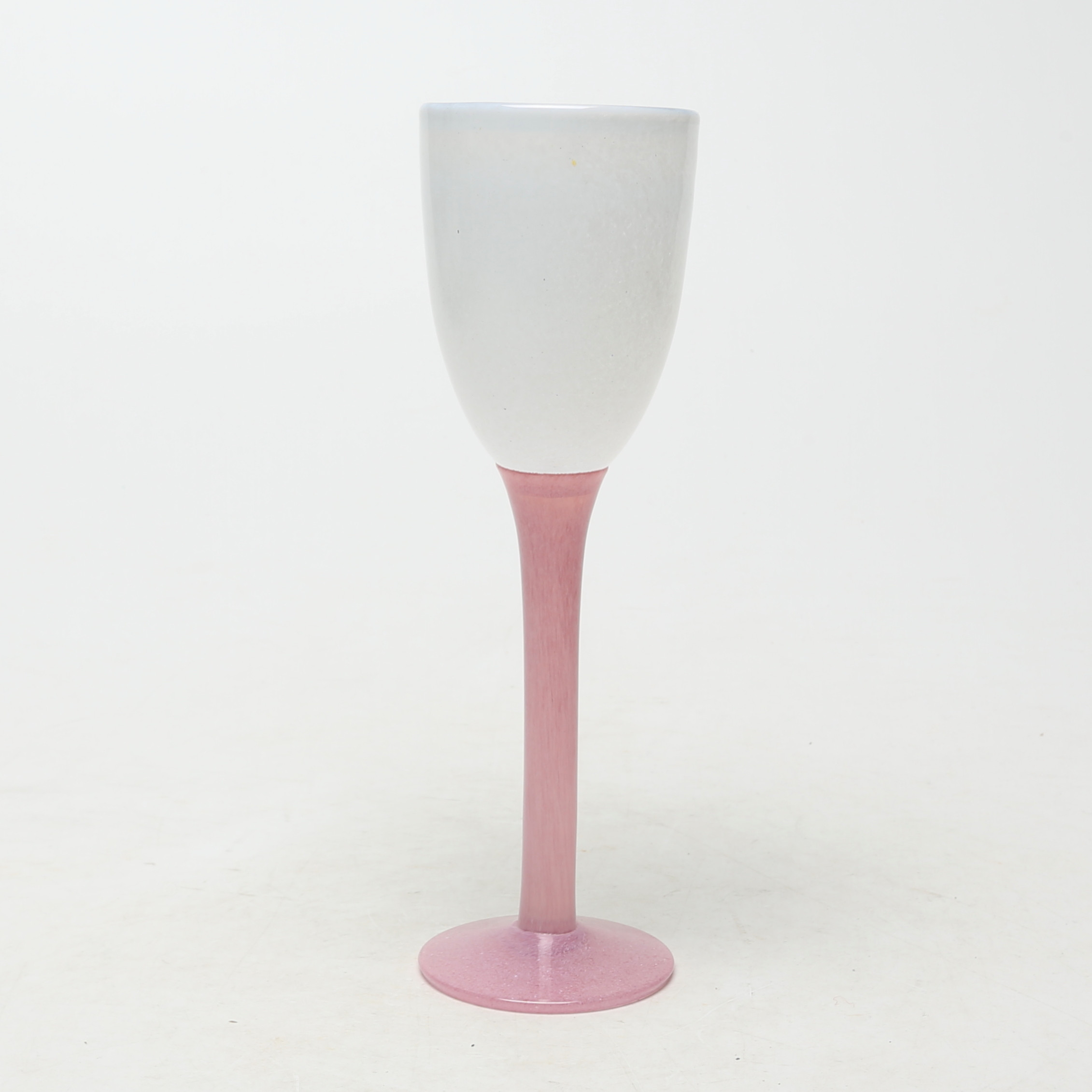 POKAL, glas, rosa/vitt, hyttarbete Åfors Glasbruk.