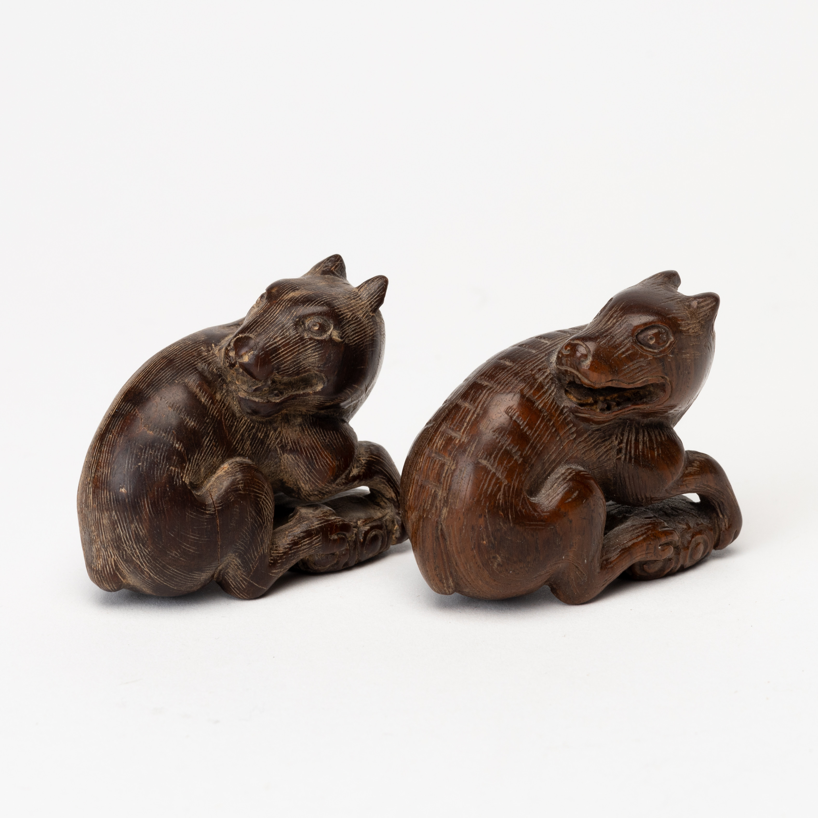 NETSUKE, 2 st hundar, en signerad 法民 (Homin), Japan, 1900-tal.