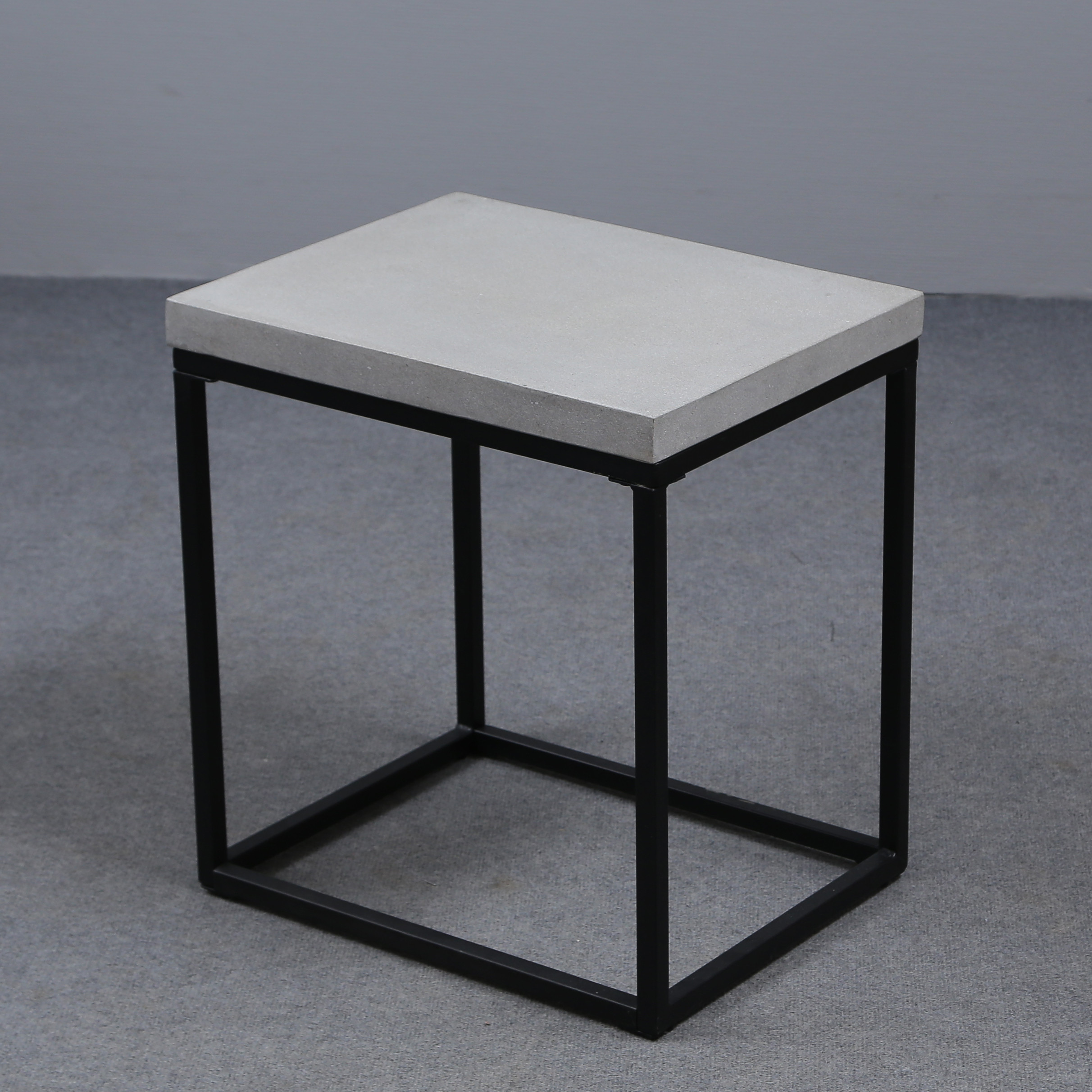 SÄNGBORD / LAMPBORD, SVARTLACKERAT UNDERREDE, STENMÖNSTRAD SKIVA, SAMTIDA.