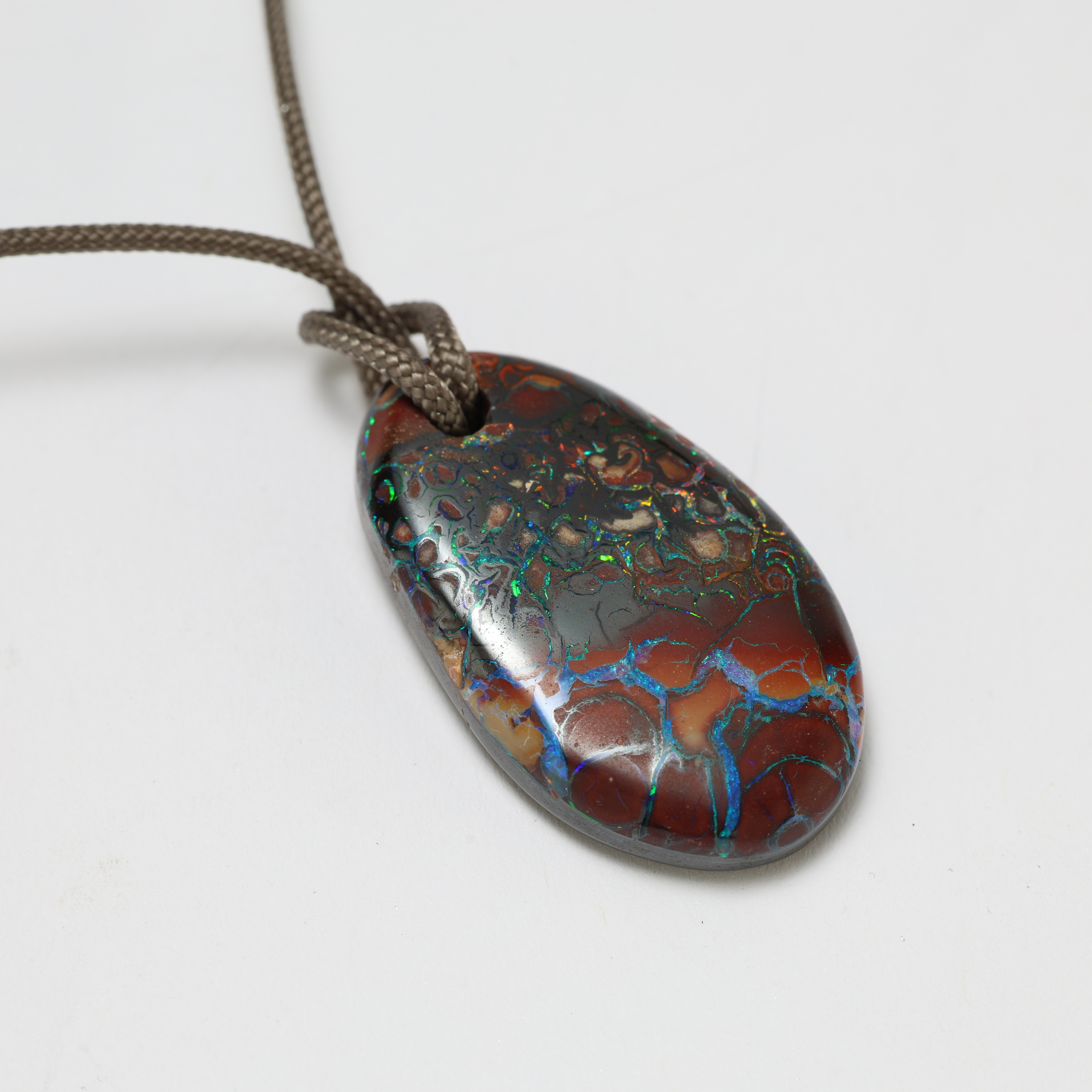 HALSBAND/sidensnöre med BOULDER-OPAL 56 ct.