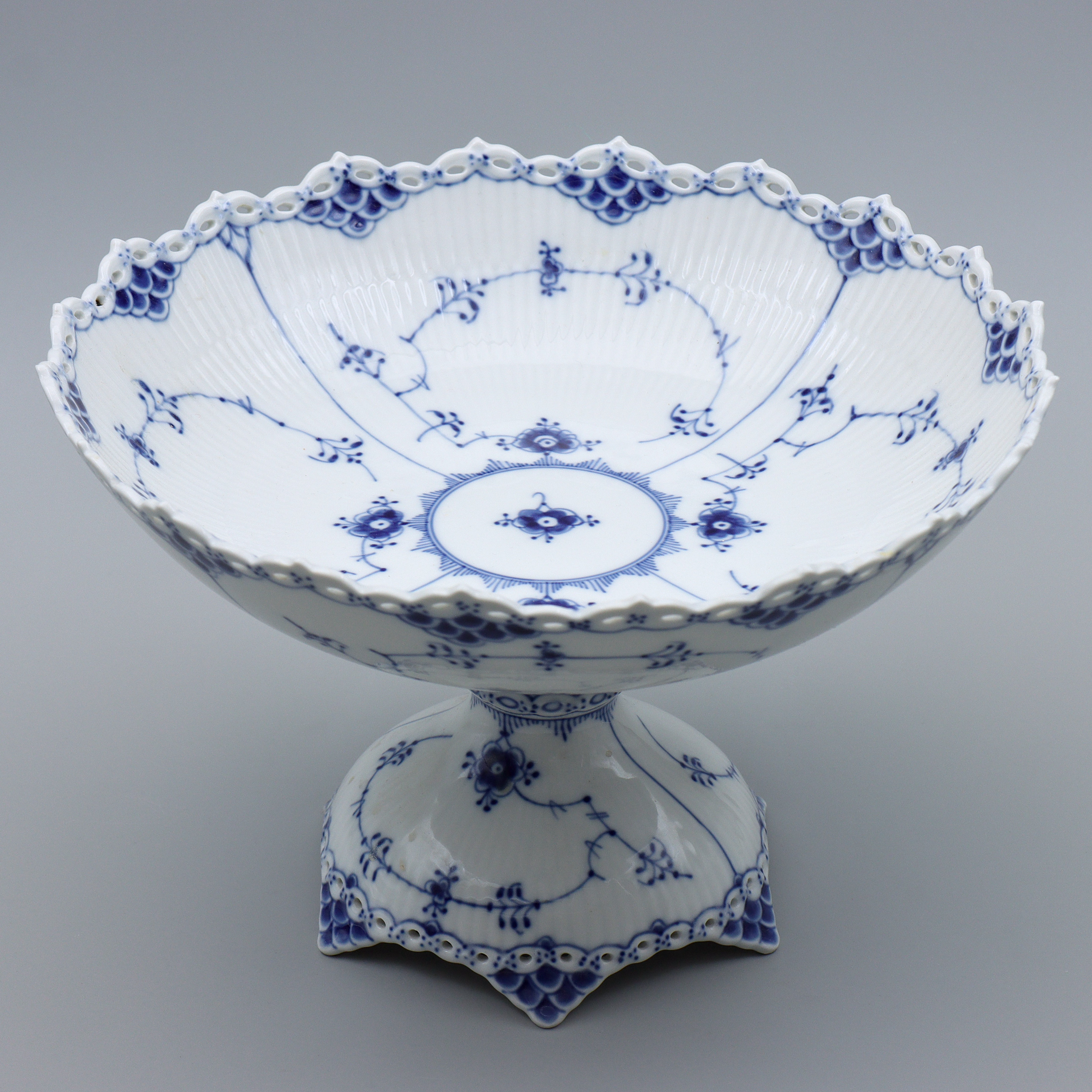 ROYAL COPENHAGEN "MUSSELMALET" STOR SKÅL PÅ FOT, GENOMBRUTEN DEKOR, 1/1022.