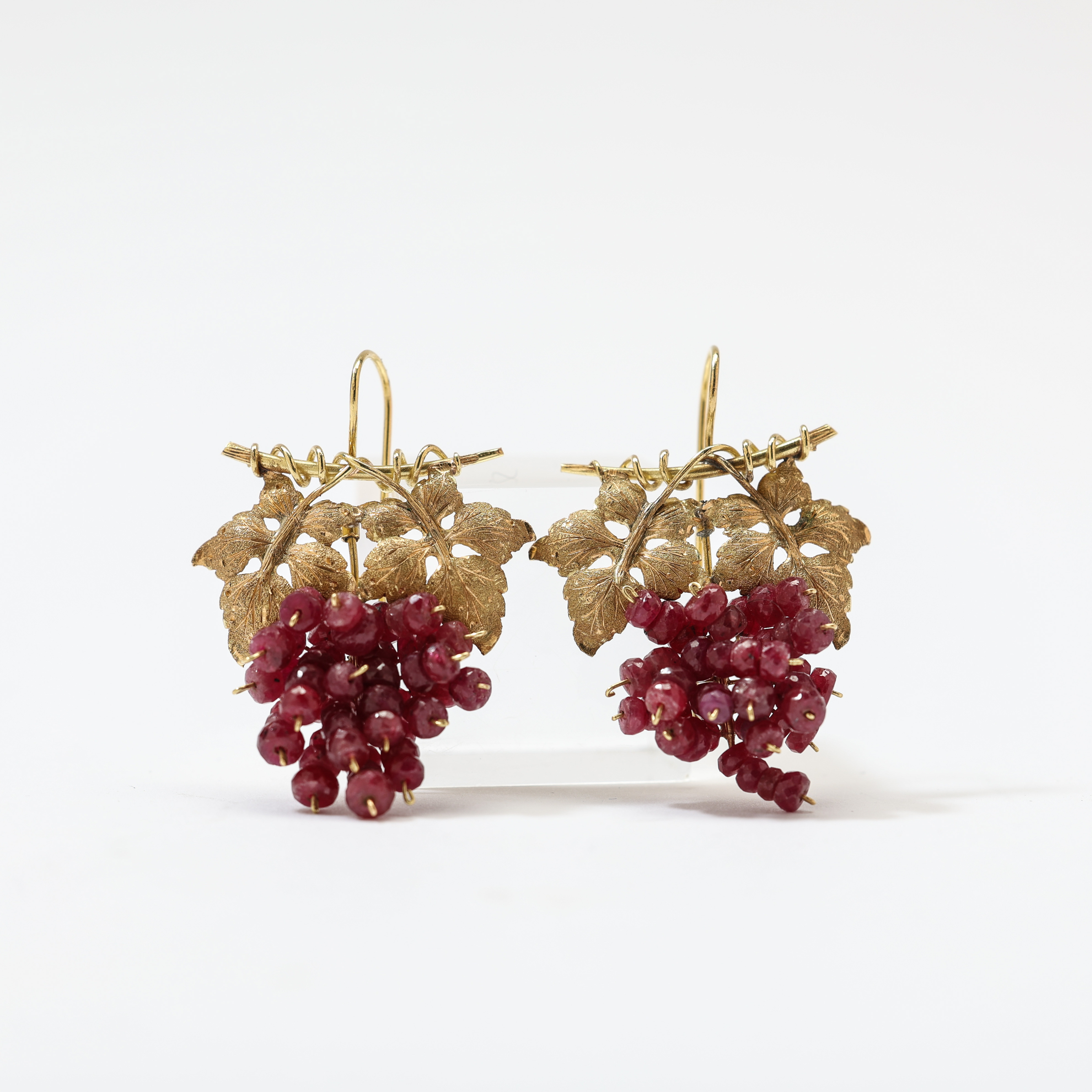 ÖRHÄNGEN, 18K guld med fasettslipade rubiner.