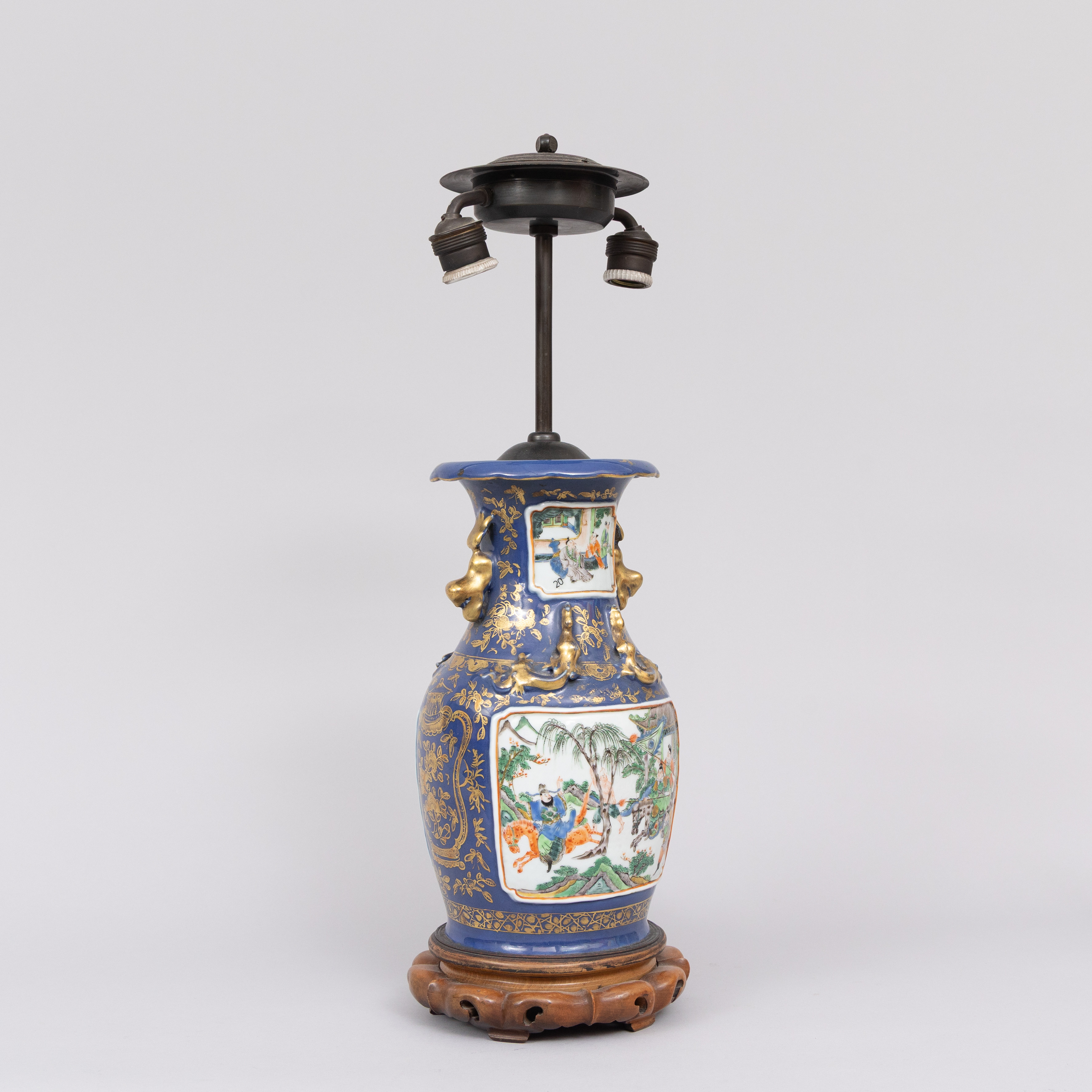 BORDSLAMPA, porslin, famille rose, sen Qing, Kina omkring 1900.