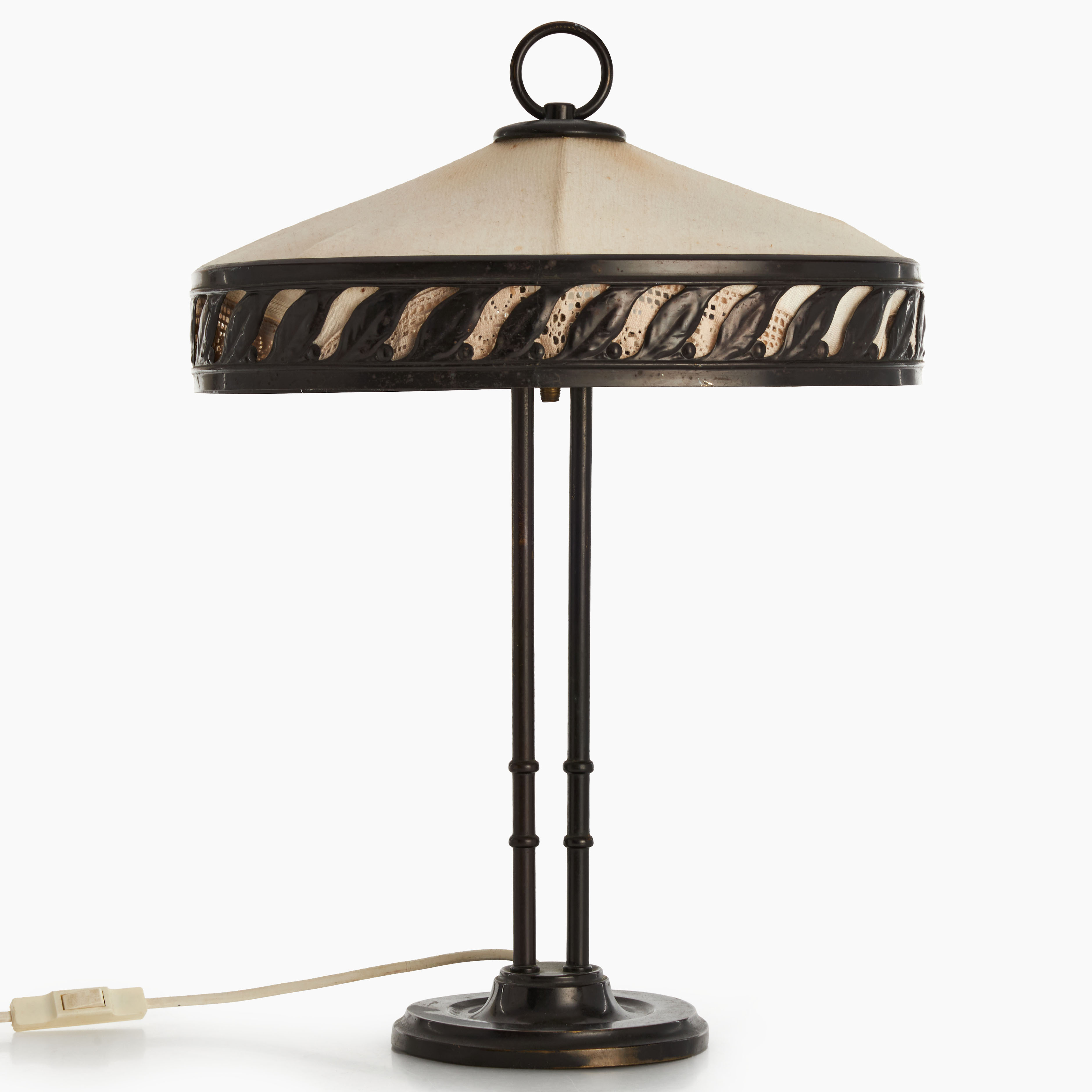 BORDSLAMPA, mörkpatinerad mässing, textilskärm, omkring 1920. Jugend.