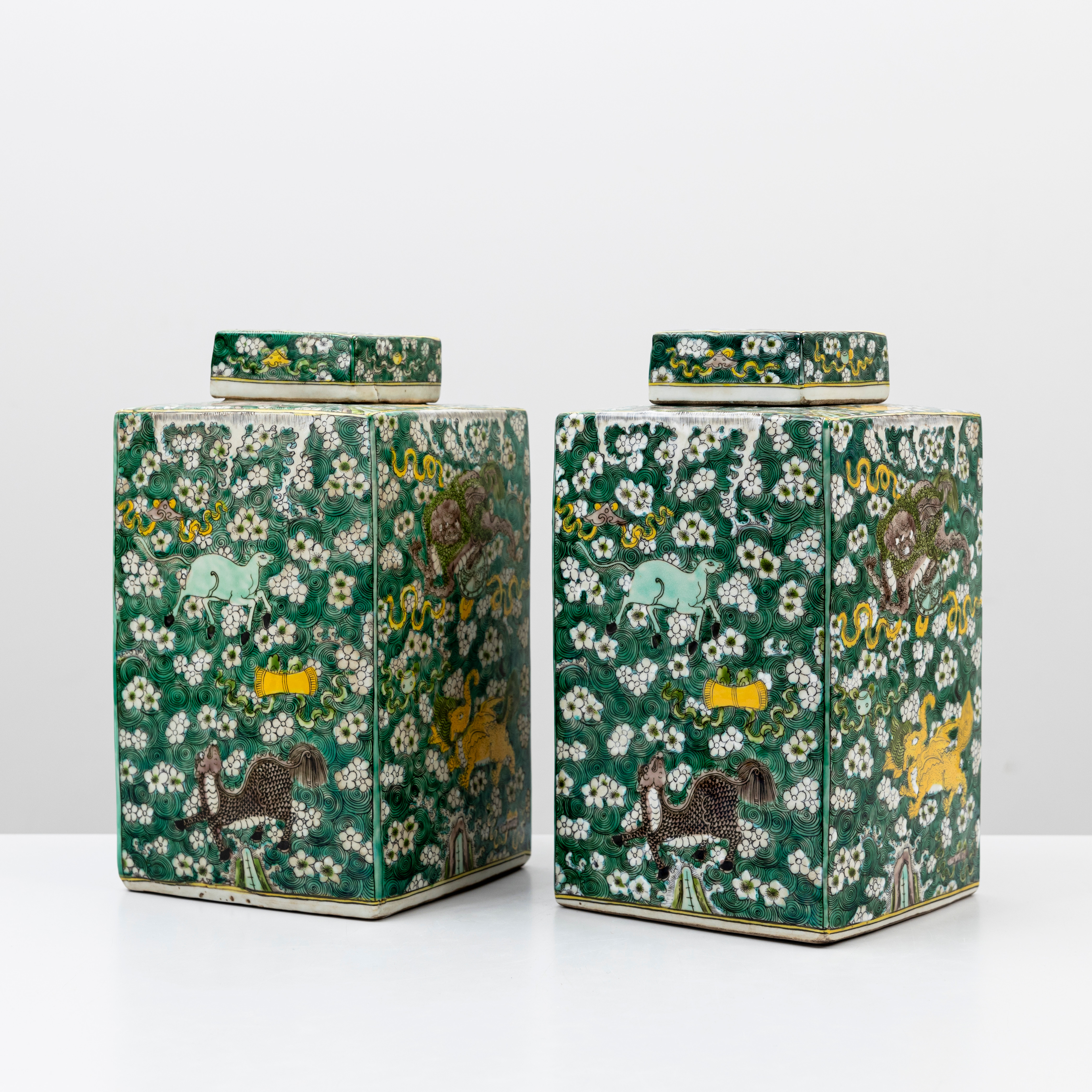 BURKAR med LOCK, ett par, famille Verte, bär Kangxi-märkning, 1900-tal.