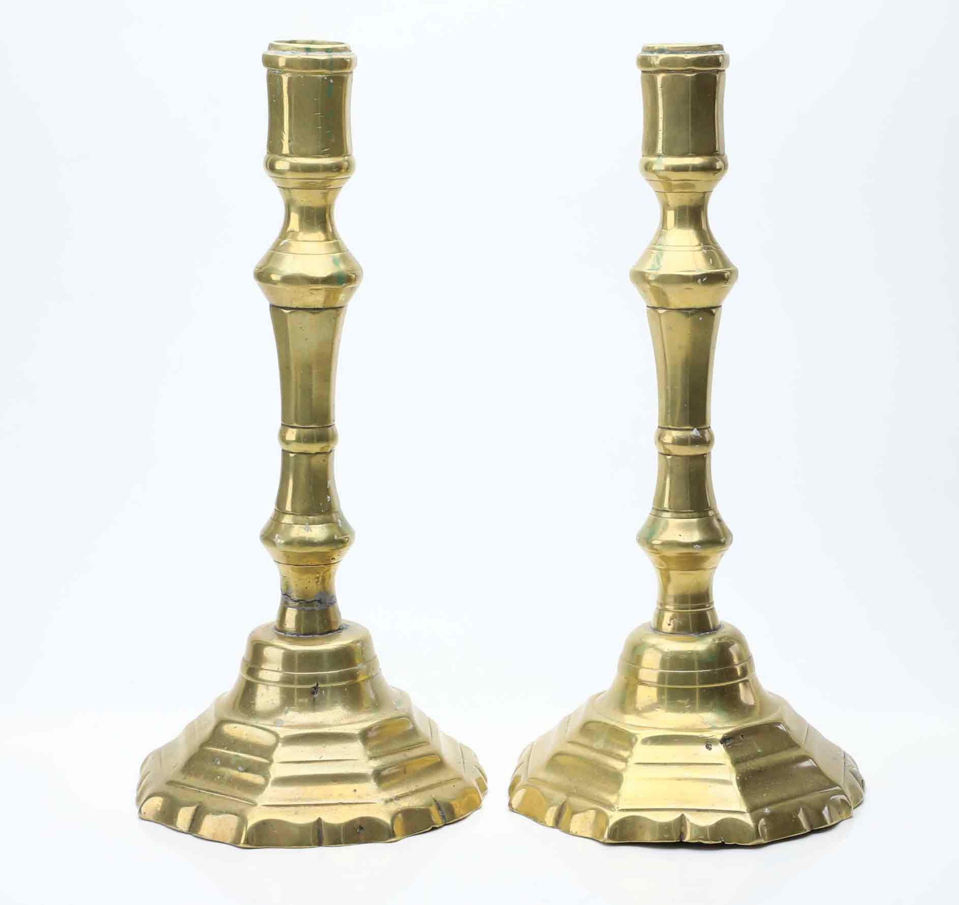 LJUSSTAKAR, ett par, mässing, senbarock omkring 17/1800-tal.