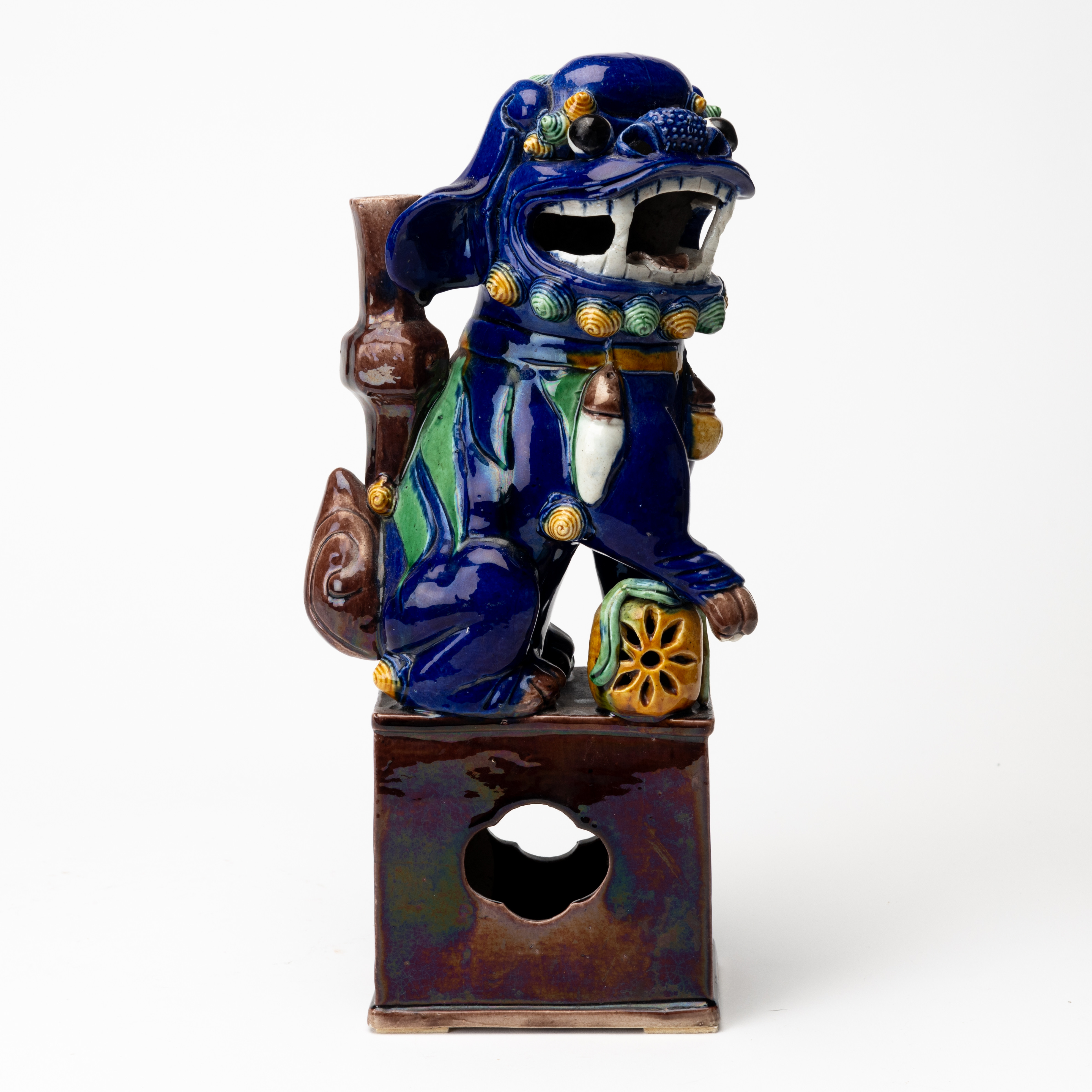 RÖKELSEHÅLLARE, i form av fohund, Kina, Qingdynastin, 1800-talets slut.